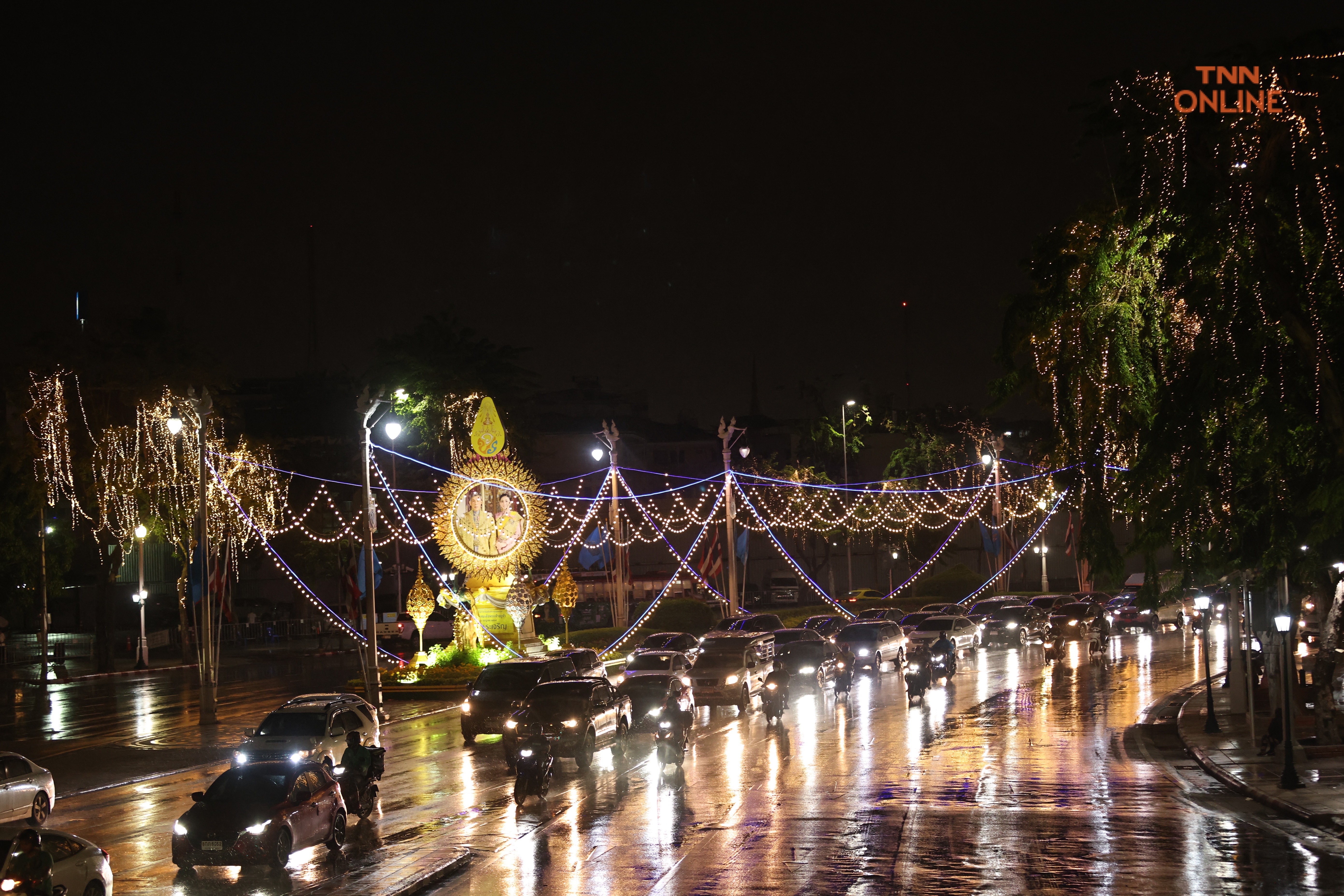 นั่งรถโบราณชมวิวกรุงเก่าแวะชมนิทรรศการเฉลิมพระเกียรติพระพันปีหลวง