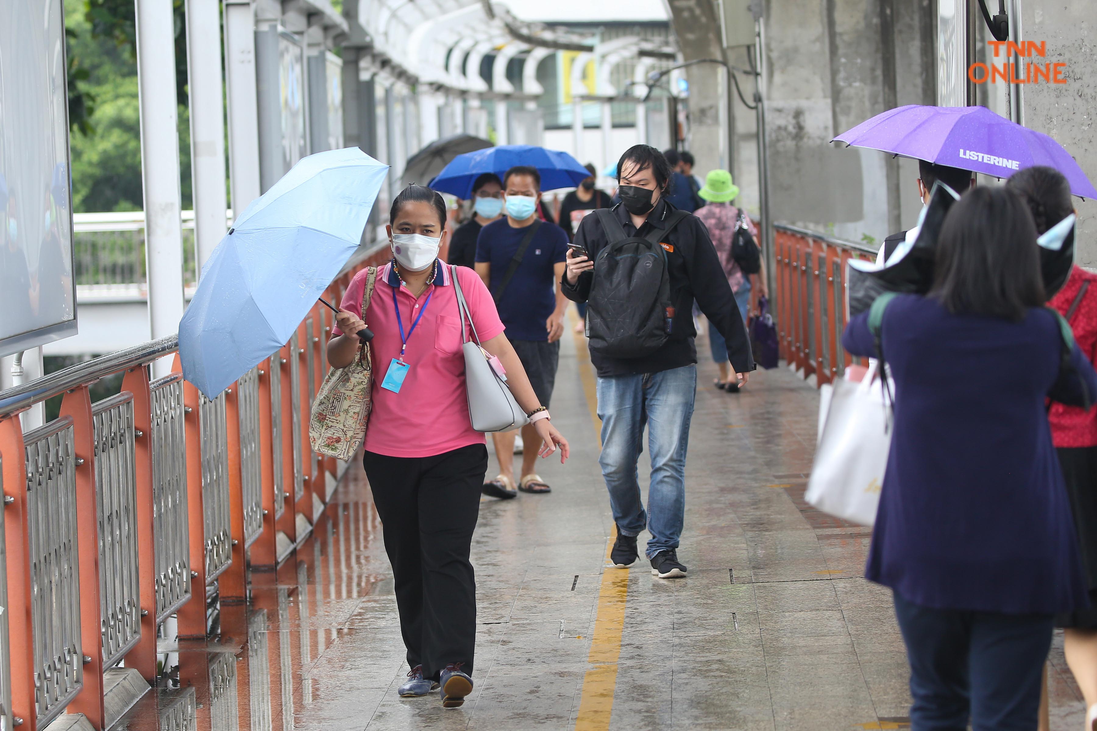 ฝนตกหนักประชาชนสัญจรเช้าวันทำงาน