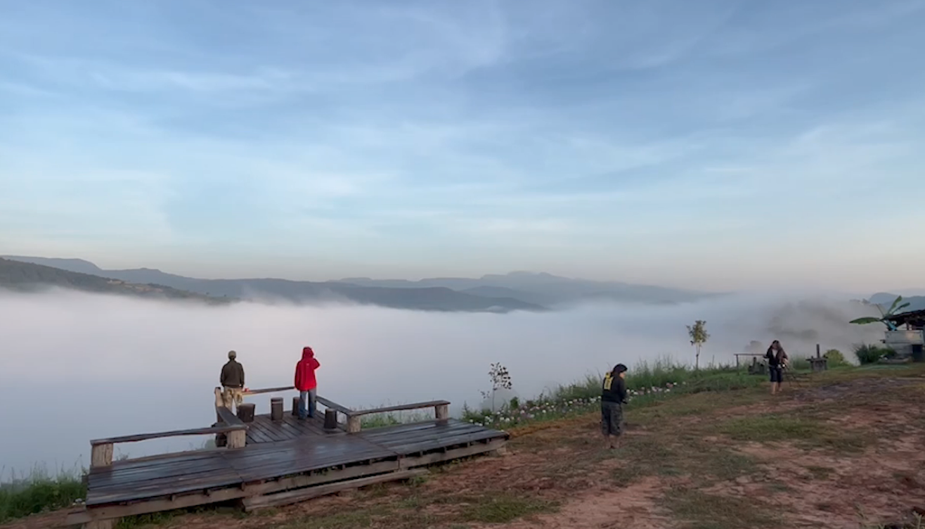 ‘ภูทอก’ ลานกางเต็นท์ใหม่บ้านนาแห้ว ชมทะเลหมอกขาวโพลน-วิวเขาเมืองลาว