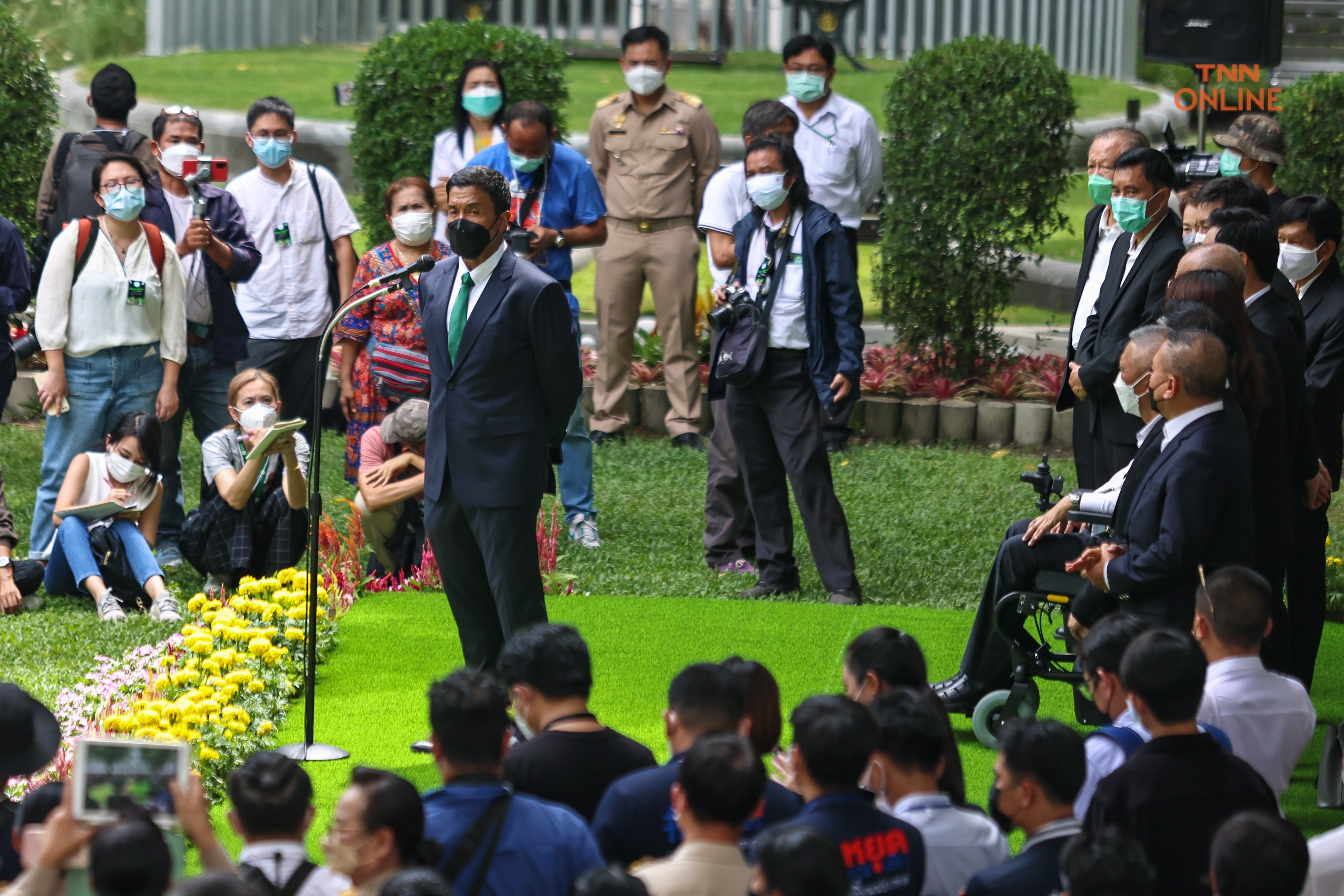 ประมวลภาพ ชัชชาติสักการะสิ่งศักดิ์สิทธิ์ประจำศาลาว่าการ กทม. พร้อมมอบหมายงานวันเข้าทำหน้าที่ ผู้ว่า กทม.วันแรก