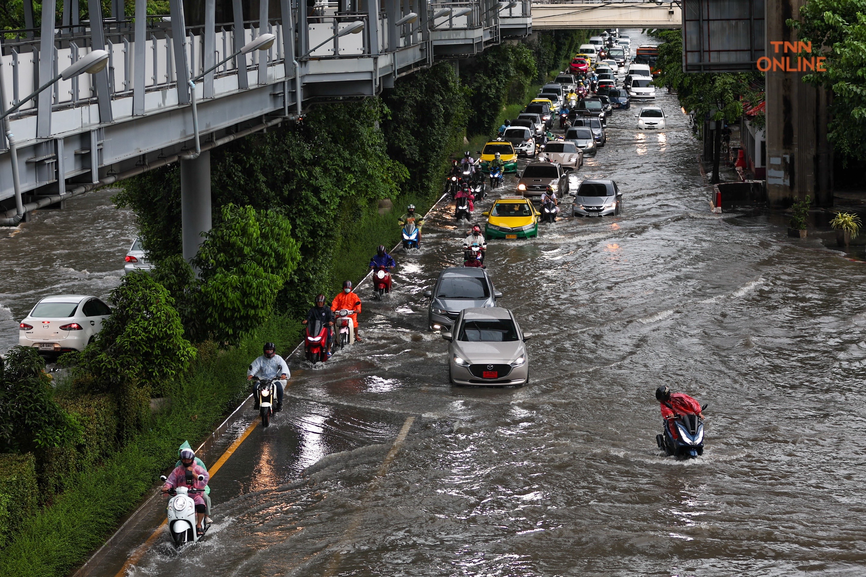 บางนาท่วมหนักหลังฝนถล่มนานต่อเนื่องหลาย ชม.