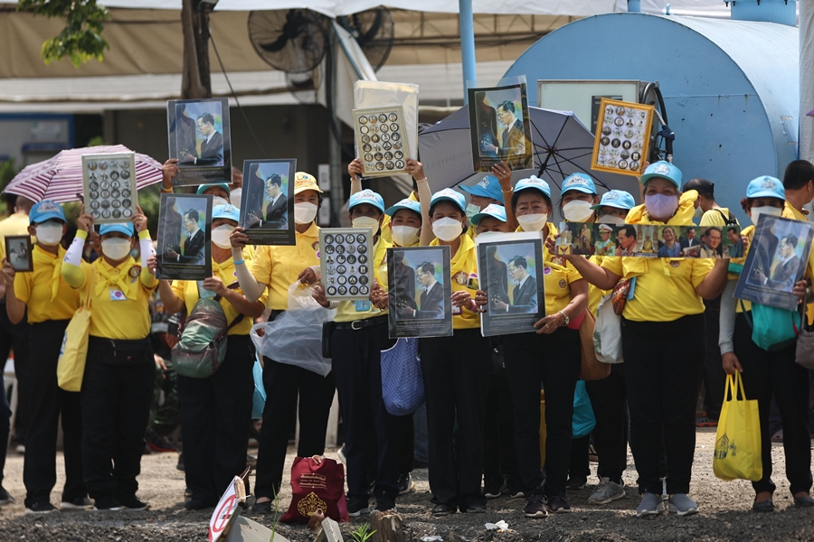 ประมวลภาพ พสกนิกรเฝ้าฯรับเสด็จ ในหลวง-พระราชินี ทรงเปิดพระบรมราชานุสาวรีย์ ร.9