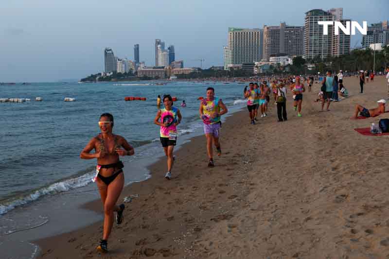 ทะเลลุกเป็นไฟ นักวิ่งกว่า 5,000 คน วิ่งบิกินี่ริมหาดพัทยา