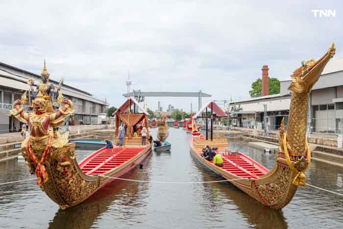 สำนักช่างสิบหมู่ ติดผ้าม่าน ผ้าหน้าจั่ว พร้อมซ่อมปิดทองกราบเรือพระที่นั่ง