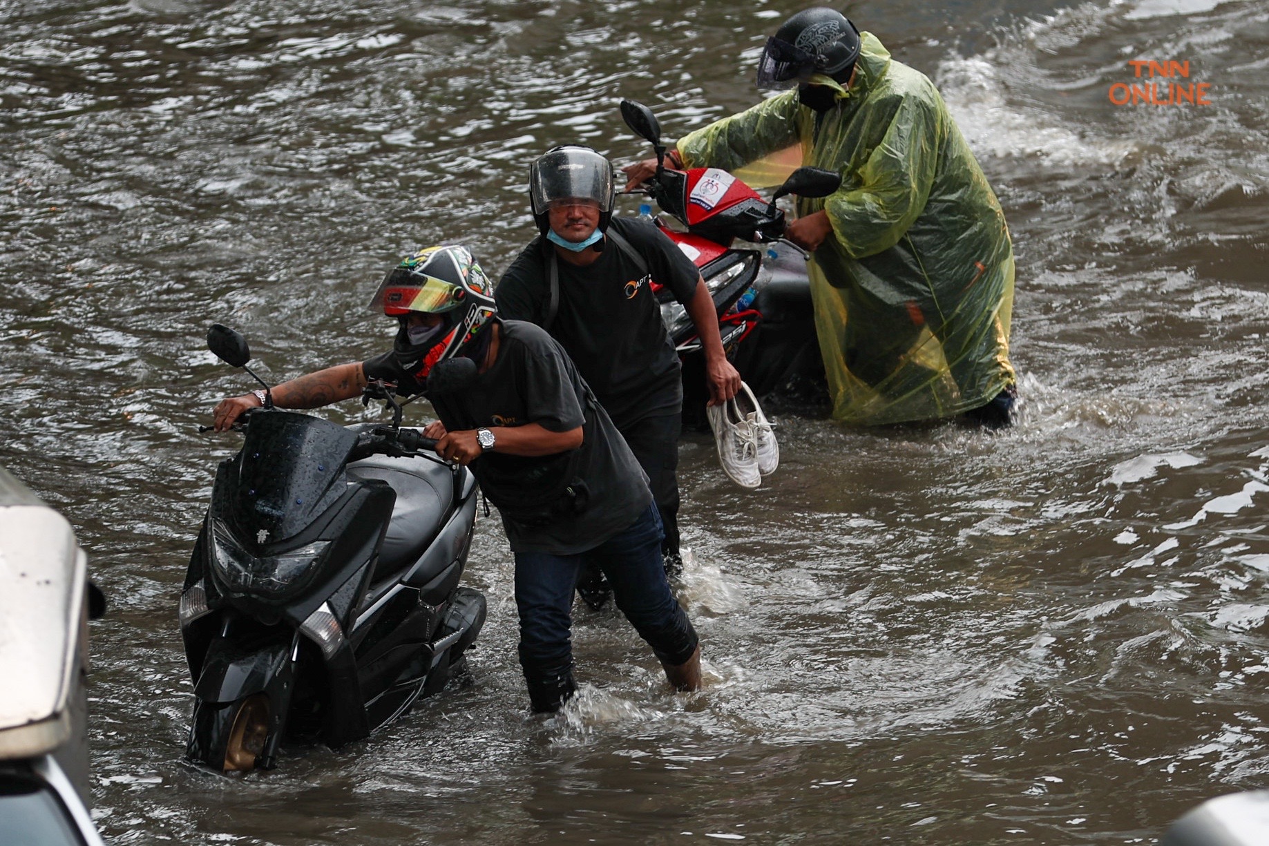 บางนาท่วมหนักหลังฝนถล่มนานต่อเนื่องหลาย ชม.