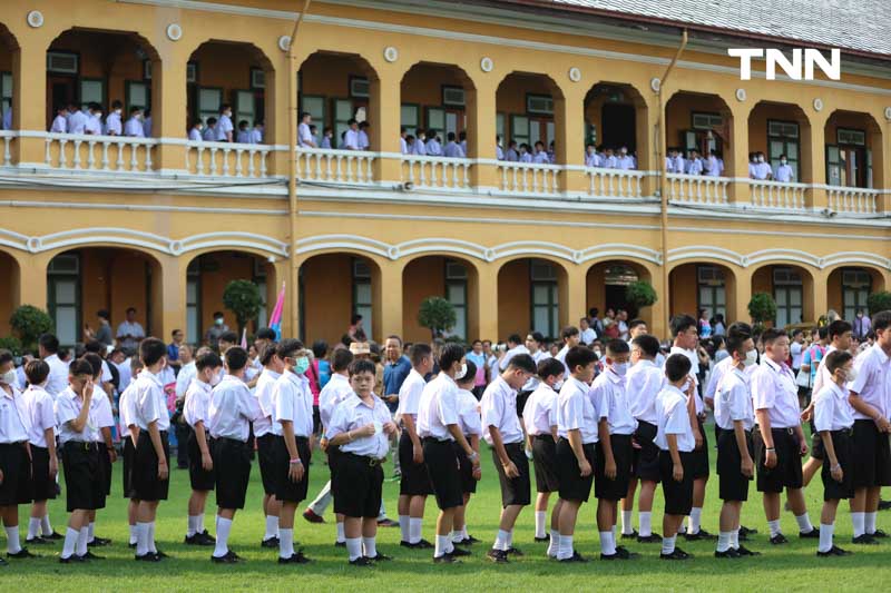 รุ่นพี่รับรุ่นน้องสวนกุหลาบ ร่วมเคารพธงชาติเปิดเทอมวันแรก 