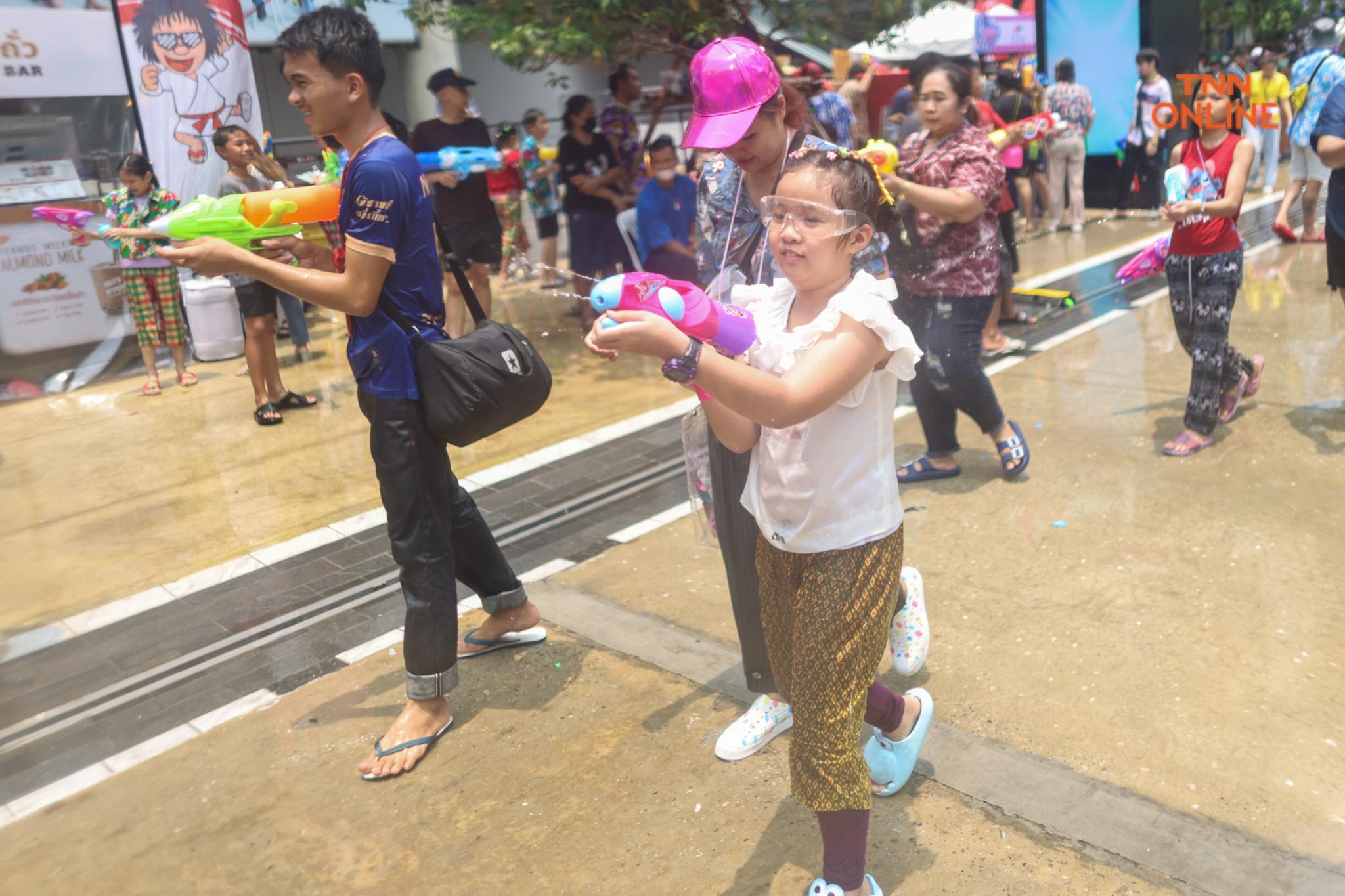 สงกรานต์สยามชุ่มฉ่ำ นทท.สุดเหวี่ยงสาดน้ำรับปีใหม่ไทย