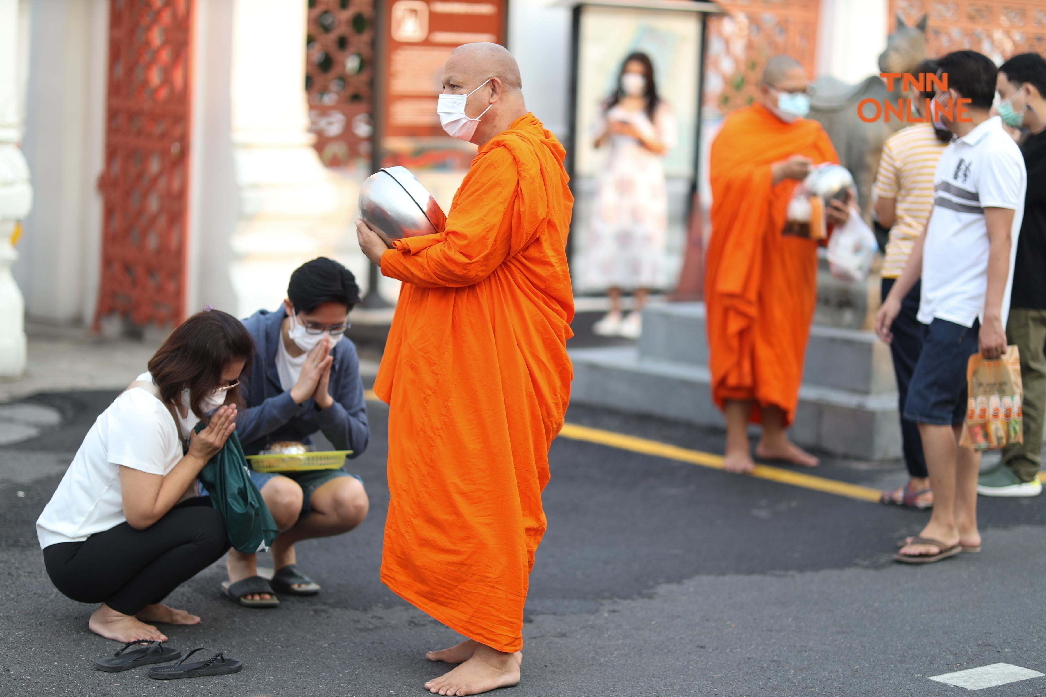 ประมวลภาพ ชาวพุทธพาครอบครัวร่วมตักบาตรวันมาฆบูชา