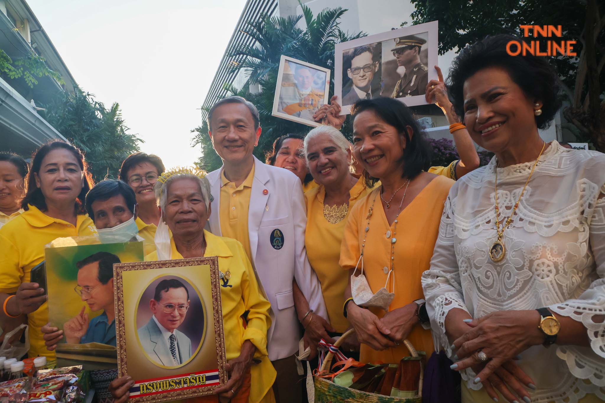 คณะแพทย์ รพ.ศิริราช พร้อมปชช. ร่วมทำบุญตักบาตรพระสงฆ์ 50 รูป น้อมรำลึกในหลวง ร.9