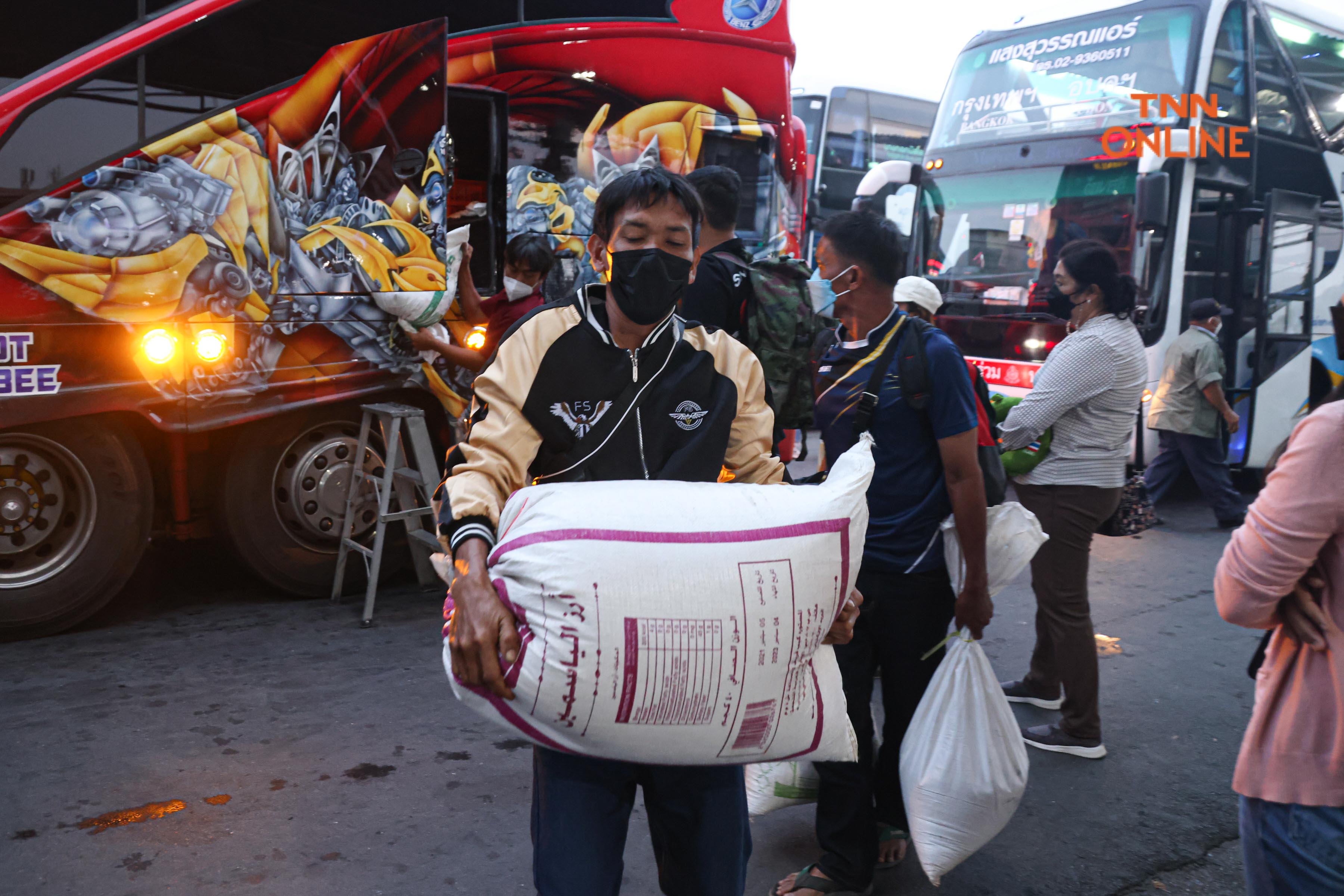 ประมวลภาพ แน่นหมอชิต2 ประชาชนกลับเข้ากทม.ตั้งแต่เช้ามืดหลังหยุดยาวช่วงสงกรานต์