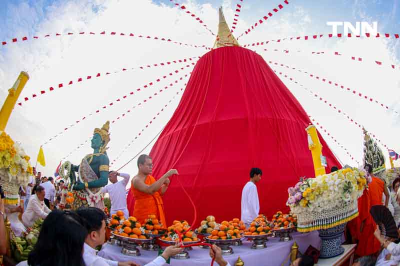 ขบวนยิ่งใหญ่ตระการตา อัญเชิญผ้าแดงห่มองค์พระบรมบรรพต(ภูเขาทอง)