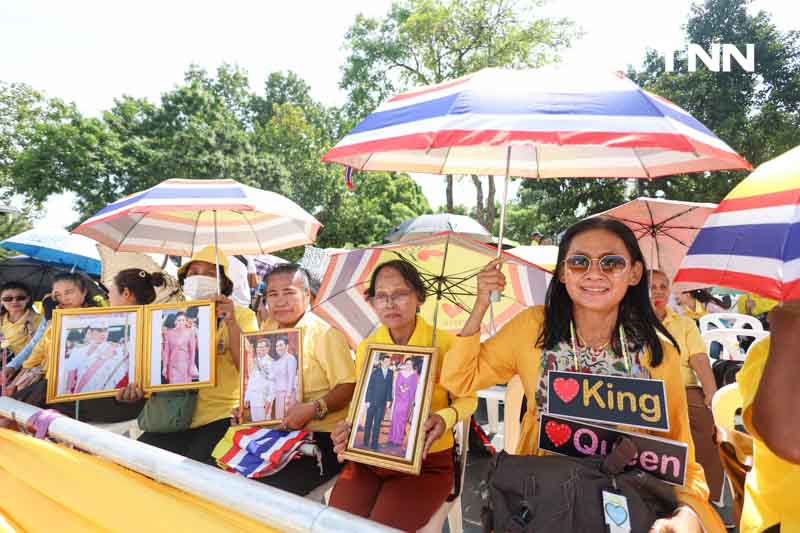 ในหลวง-ราชินี เสด็จในขบวนพยุหยาตราทางชลมารค ในพระราชพิธีทรงบำเพ็ญพระราชกุศลถวายผ้าพระกฐิน