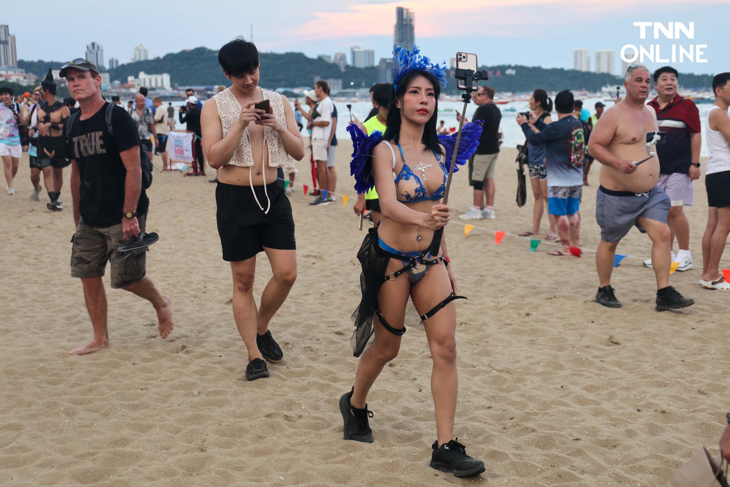 ใส่บิกินีอวดหุ่นสวย นักวิ่งกว่า 4,000 คน ร่วมวิ่งริมหาดพัทยา