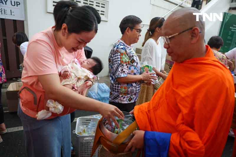 ชาวพุทธแน่นภูเขาทอง ร่วมตักบาตรเทโวเนื่องในวันออกพรรษา