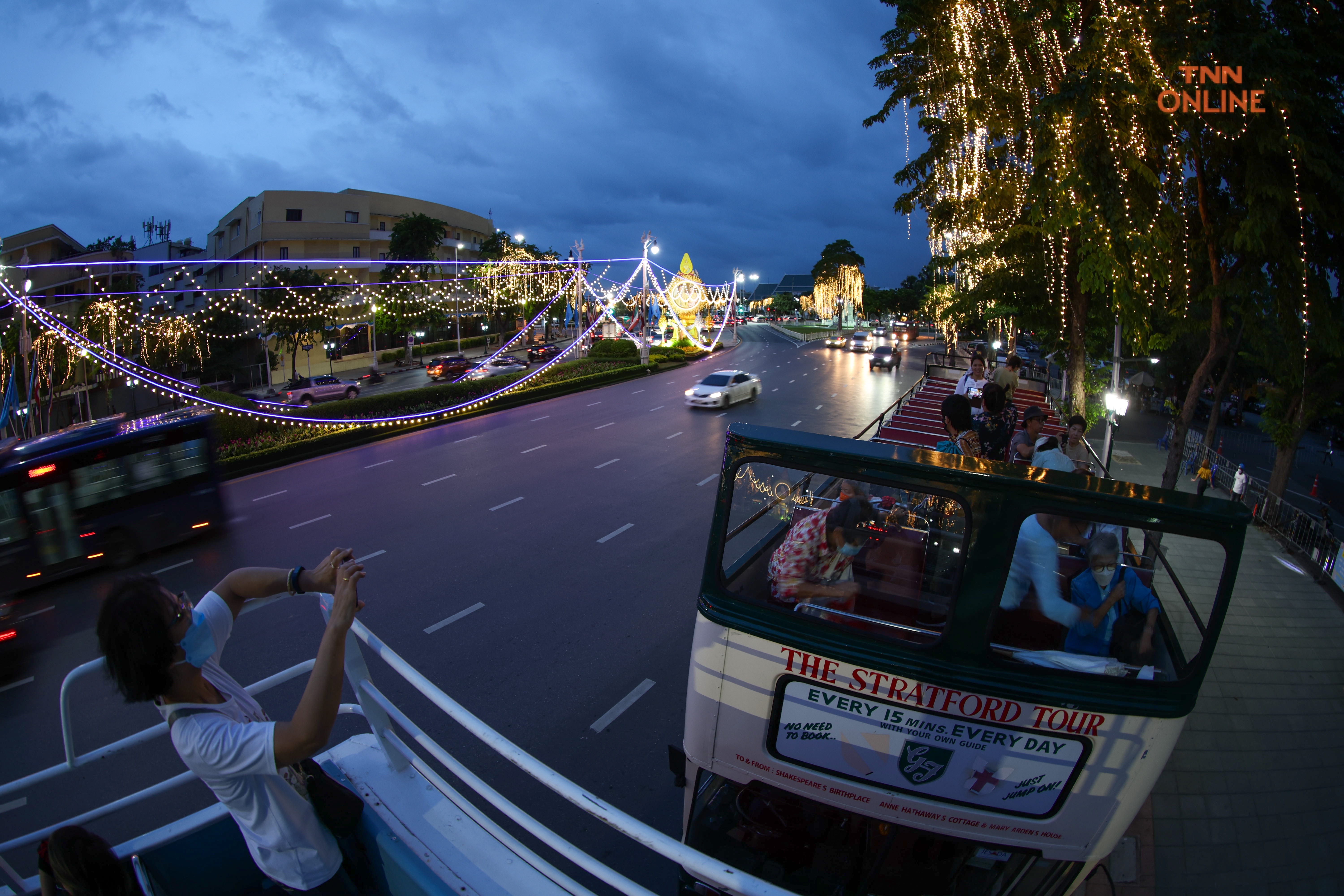 นั่งรถโบราณชมวิวกรุงเก่าแวะชมนิทรรศการเฉลิมพระเกียรติพระพันปีหลวง