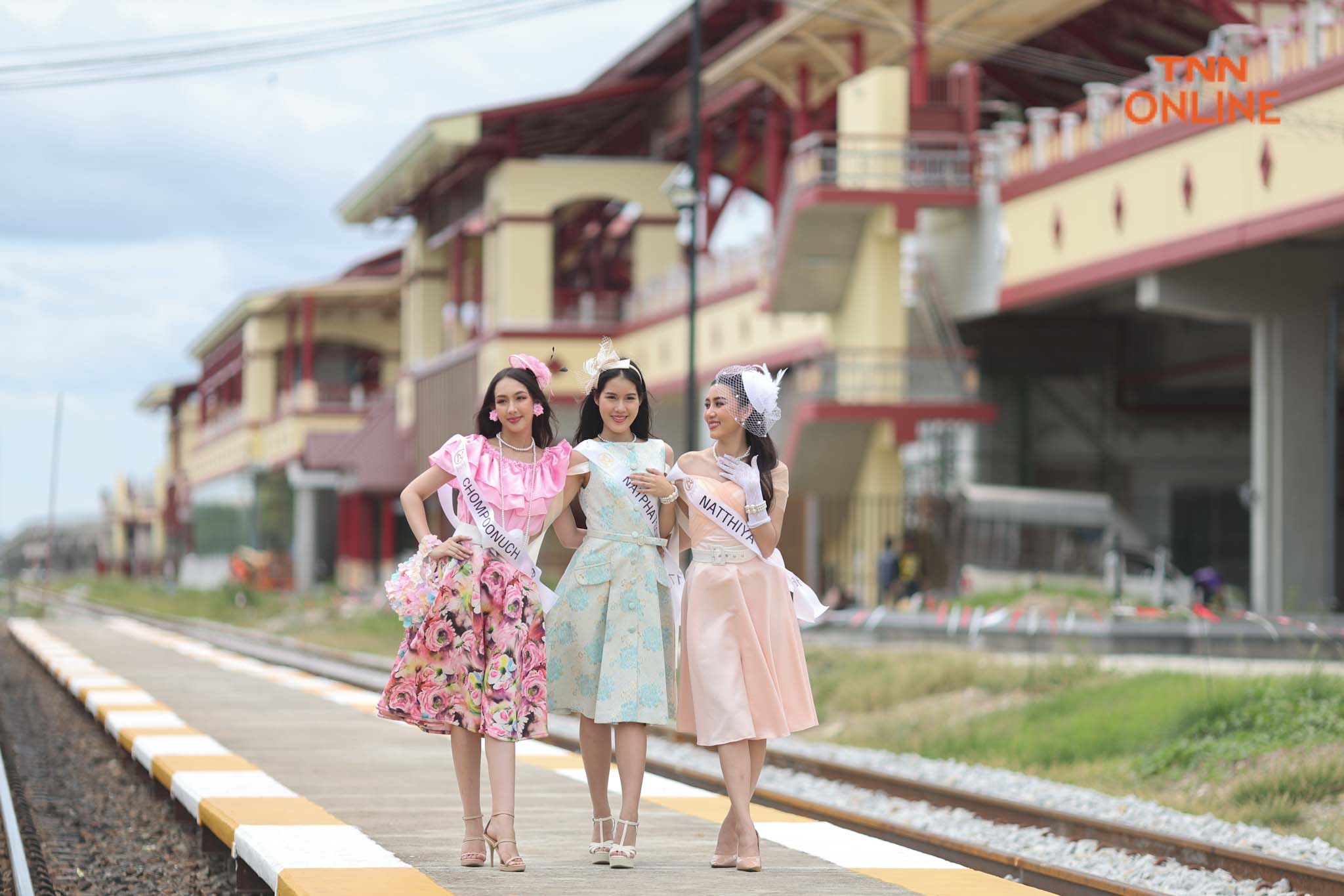 วินเทจย้อนยุค 20 สาวงาม MTW เยี่ยมชมสถานีรถไฟหัวหินในกิจกรรมเก็บตัวที่หัวหิน