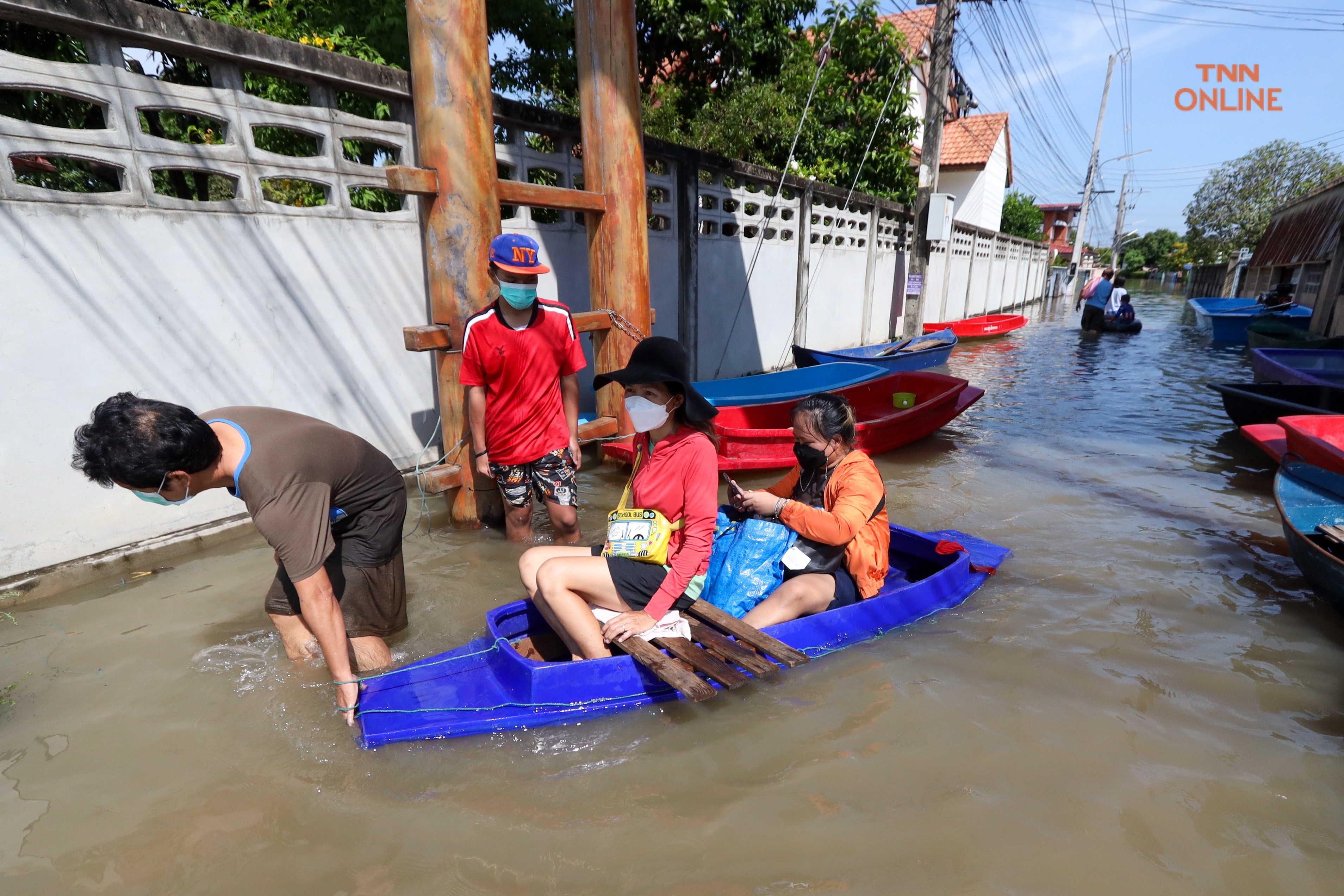 บ้านหมี่ลพบุรีน้ำท่วมสูงประชาชนใช้เรือสัญจรเข้าออกหมู่บ้าน