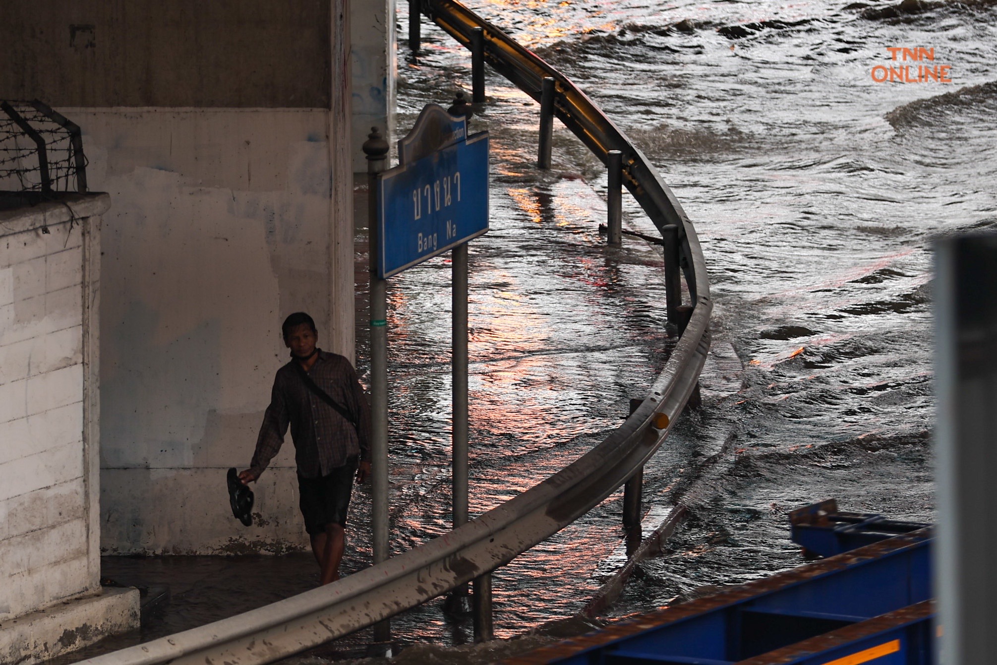 บางนาท่วมหนักหลังฝนถล่มนานต่อเนื่องหลาย ชม.