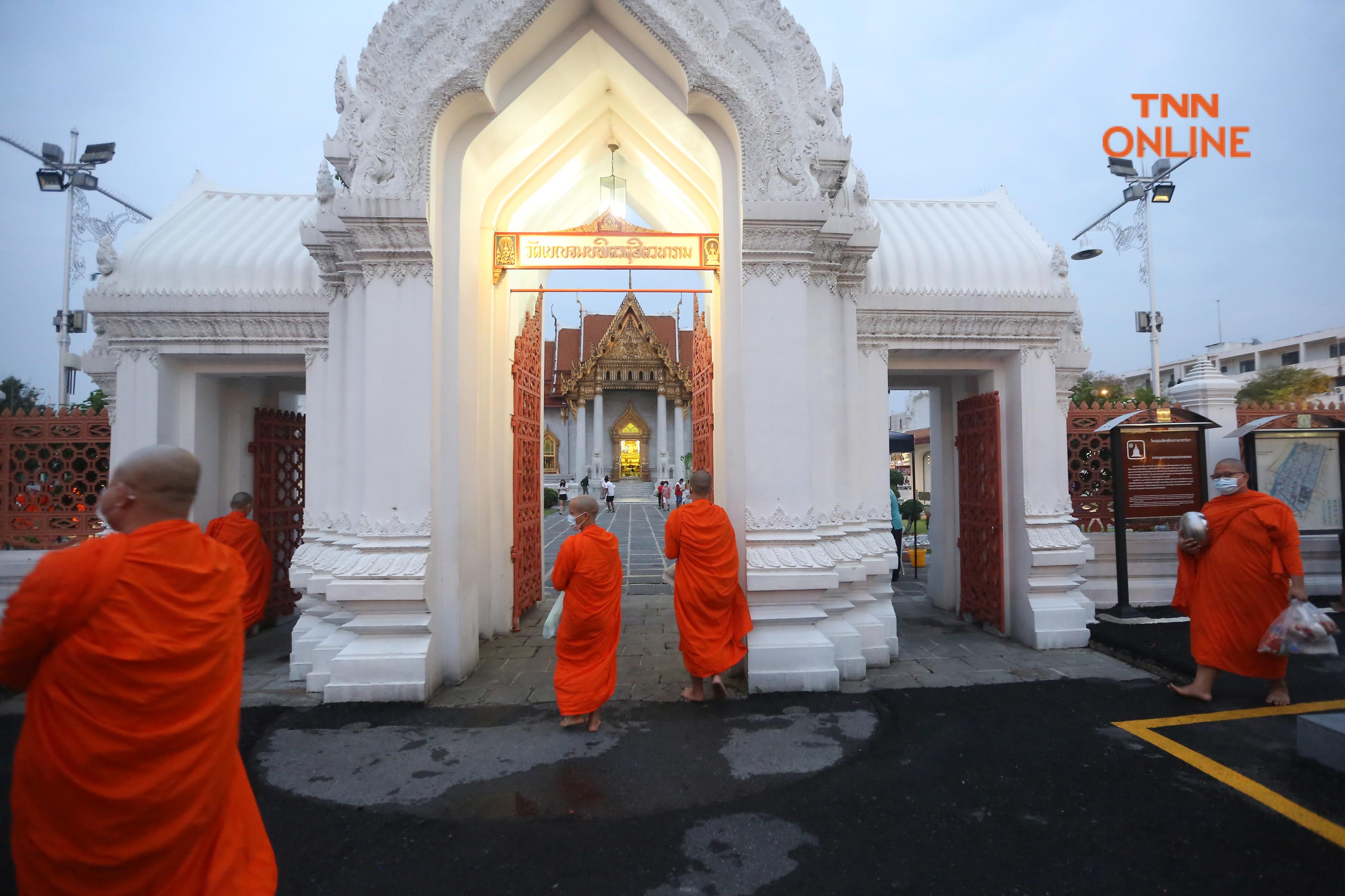 ประมวลภาพ ชาวพุทธพาครอบครัวร่วมตักบาตรวันมาฆบูชา