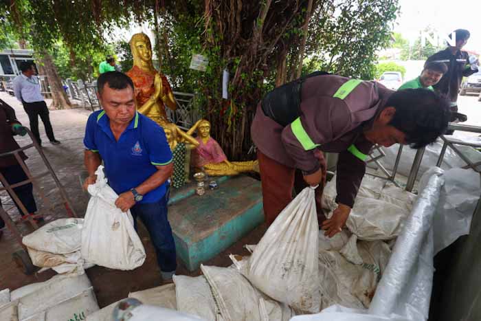 ”ชัชชาติ“ ลงเรือตรวจแนวคันกันน้ำ เตรียมรองรับน้ำเหนือลงมาถึงพื้นที่ กทม.