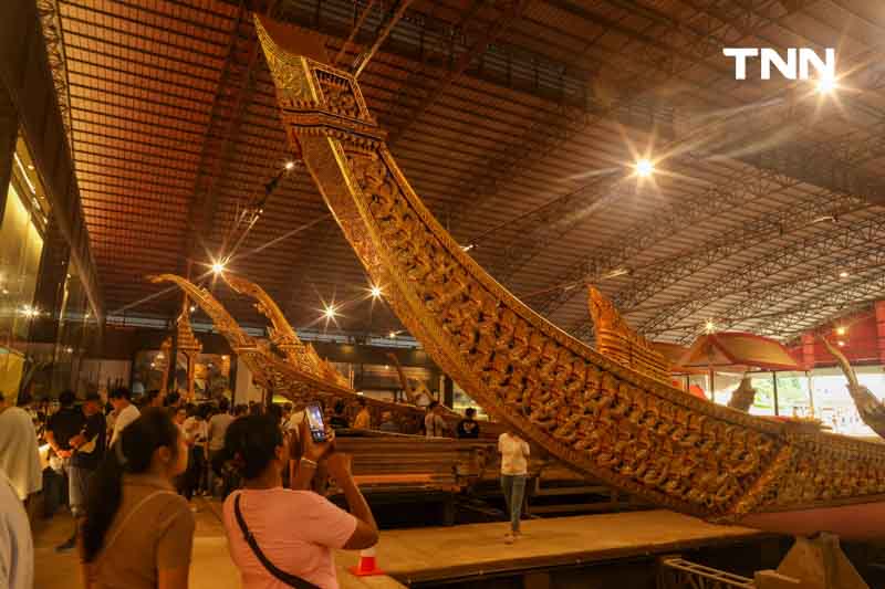 งดงาม วิจิตรตระการตา ชมเรือพระราชพิธียามค่ำคืน