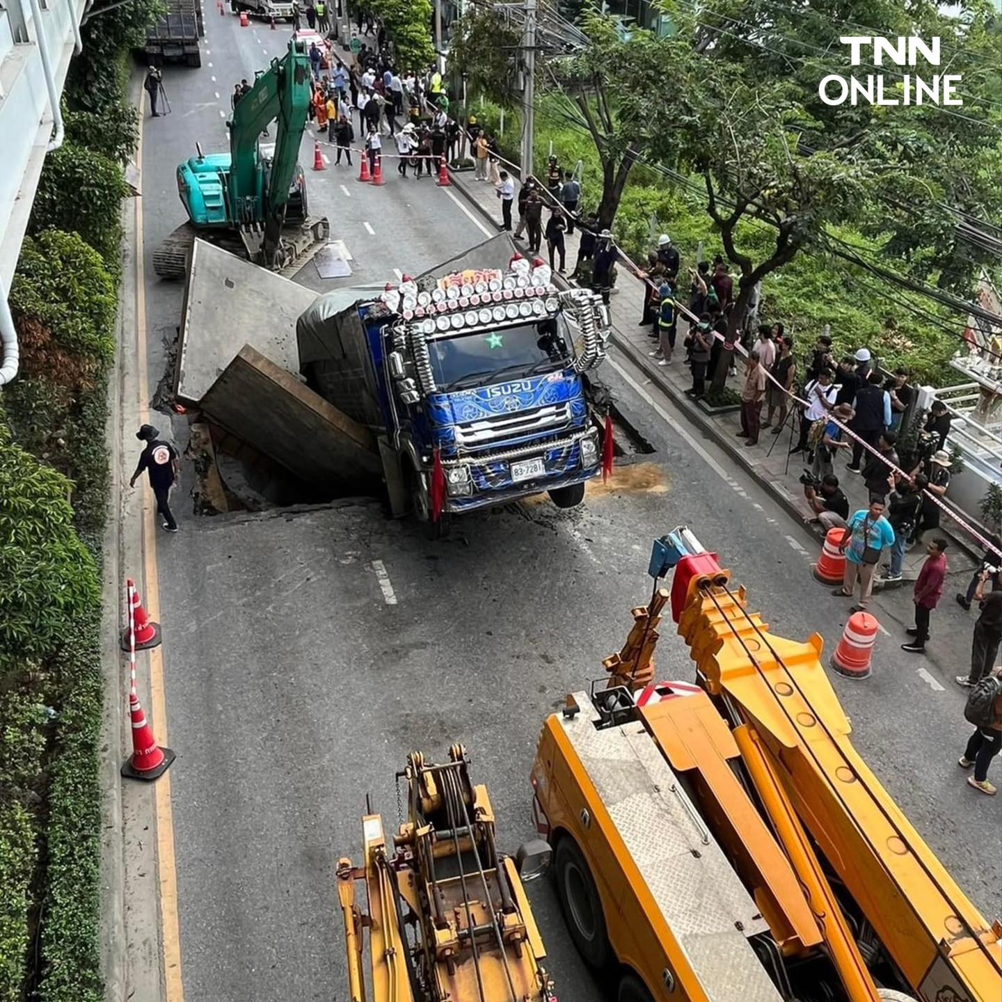 เปิดช่องทางพิเศษเดินรถ เลี่ยงจราจรติดขัดสะสมบริเวณถนนทรุดตัวซ.สุขุมวิท 64/1