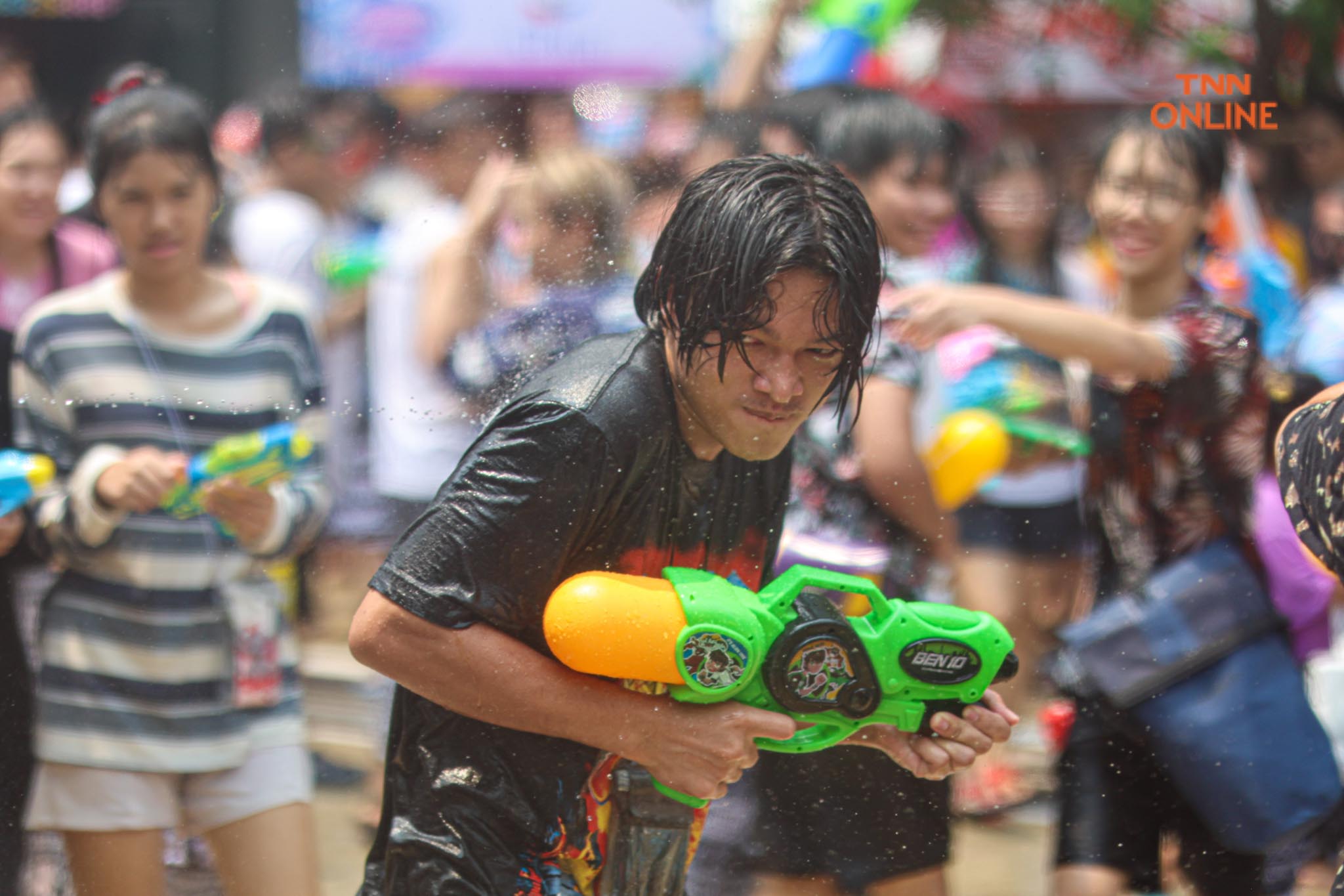 สงกรานต์สยามชุ่มฉ่ำ นทท.สุดเหวี่ยงสาดน้ำรับปีใหม่ไทย