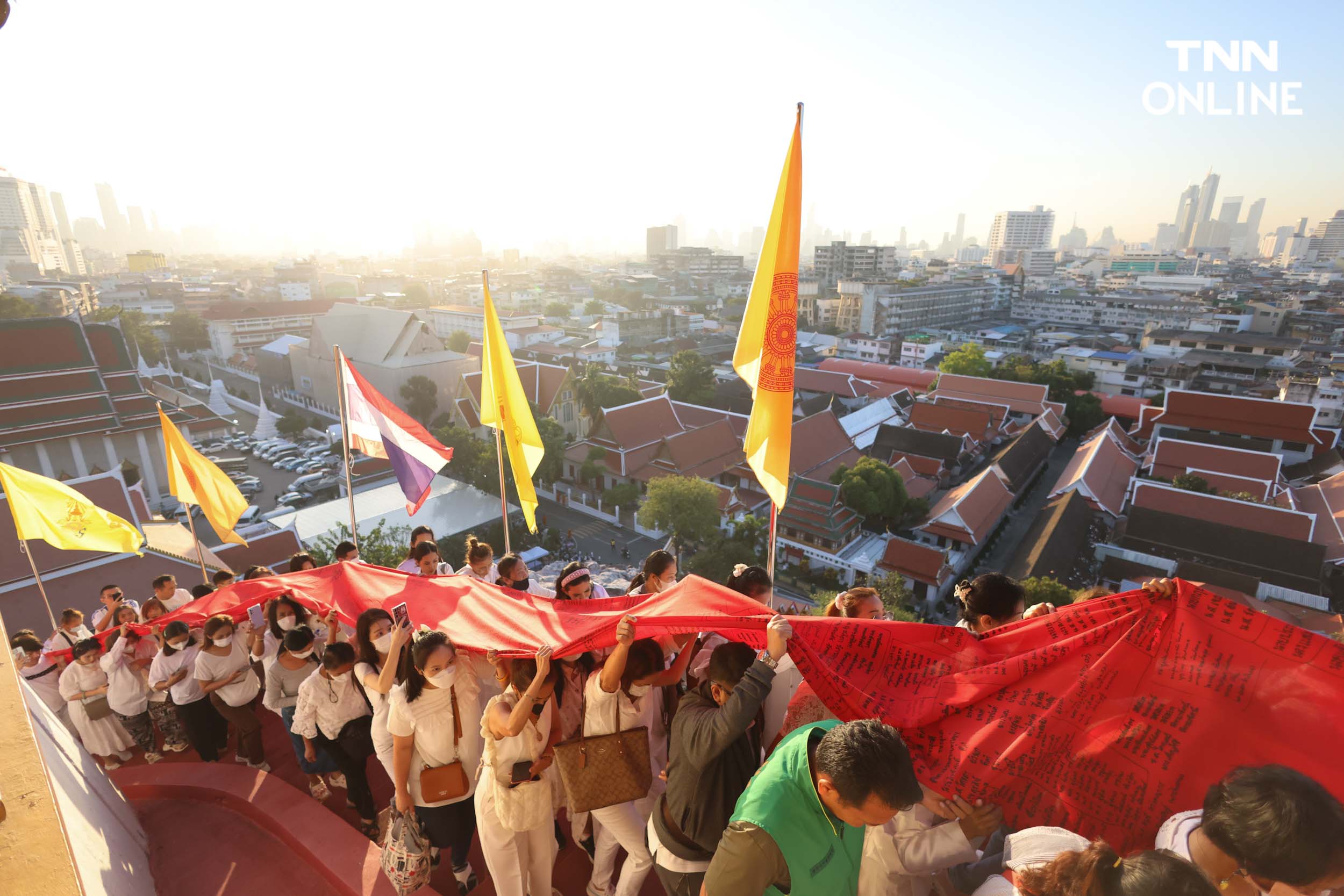 ห่มผ้าแดงภูเขาทอง ประชาชนร่วมพิธีบุญคึกคัก