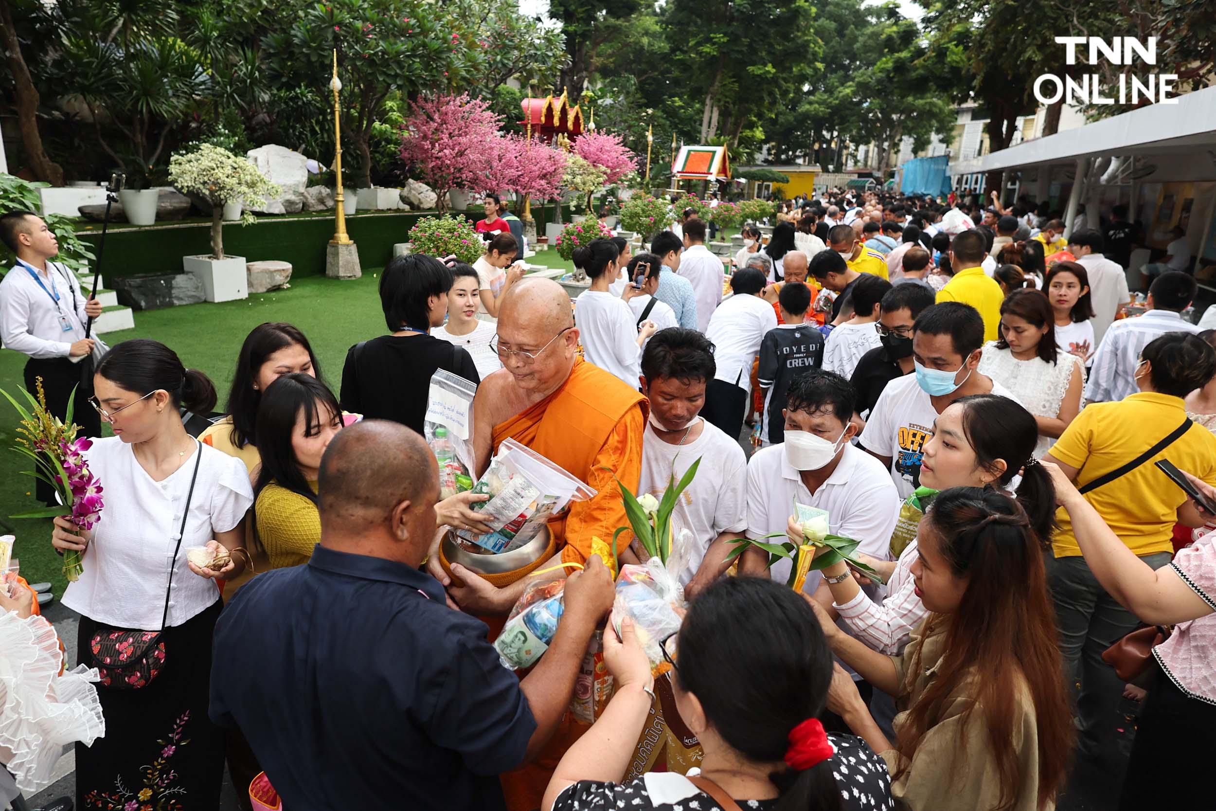 ชาวพุทธแน่นภูเขาทอง ร่วมตักบาตรเทโวเนื่องในวันออกพรรษา