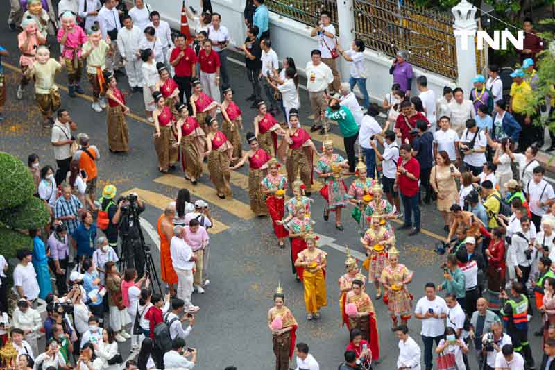 ขบวนยิ่งใหญ่ตระการตา อัญเชิญผ้าแดงห่มองค์พระบรมบรรพต(ภูเขาทอง)