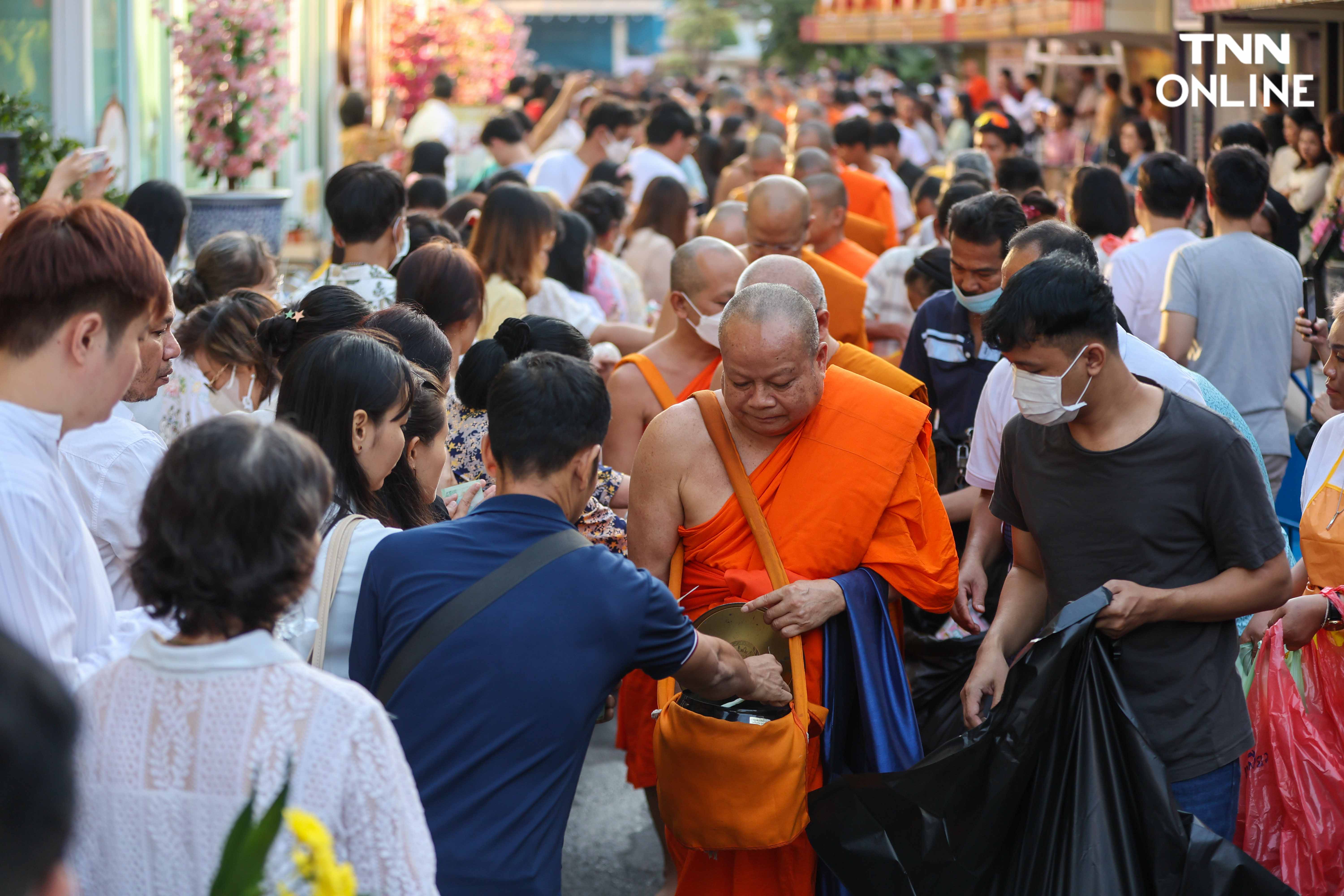 ทำบุญปีใหม่ 2567 นทท.ร่วมตักบาตรชมแสงแรกบนยอดภูเขาทอง