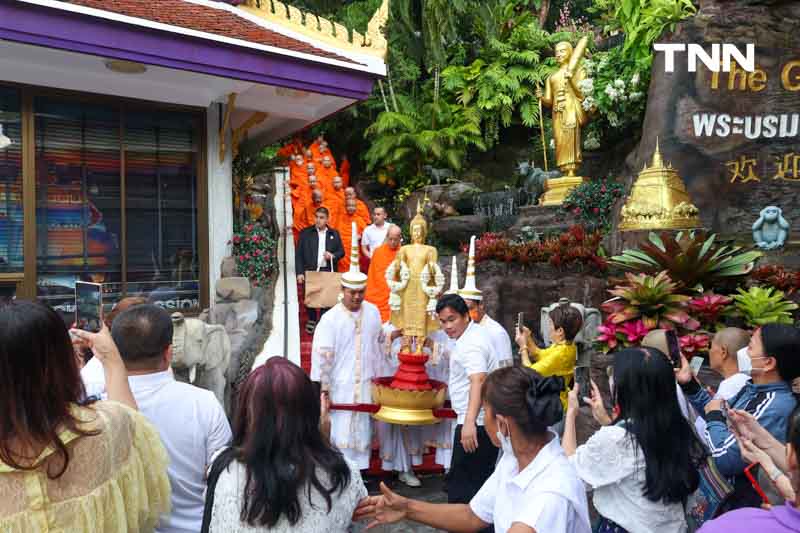 ชาวพุทธแน่นภูเขาทอง ร่วมตักบาตรเทโวเนื่องในวันออกพรรษา