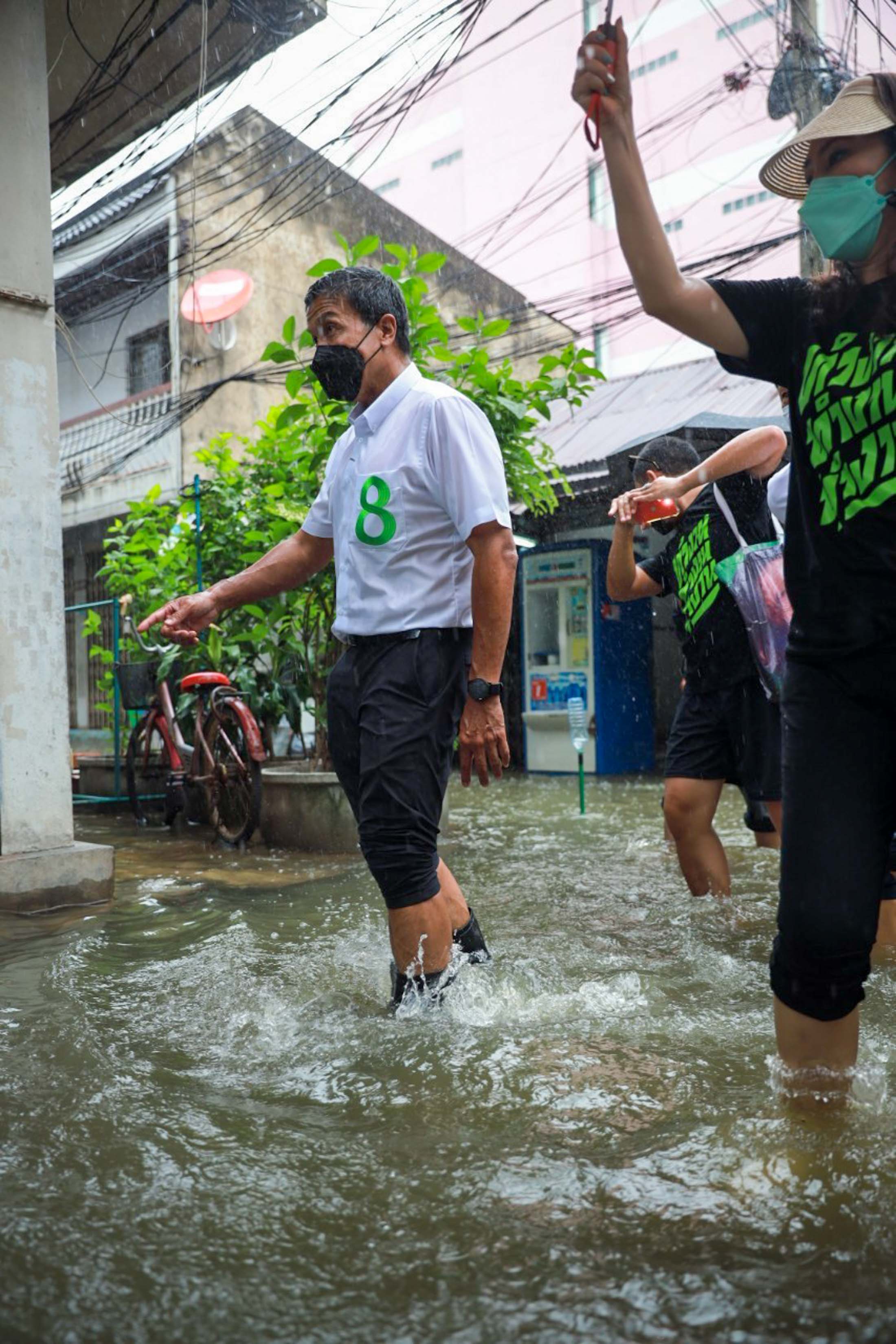 ประมวลภาพ ชัชชาติลุยน้ำ เสนอแนวทางแก้ปัญหาชาวกรุงน้ำท่วมซ้ำซาก