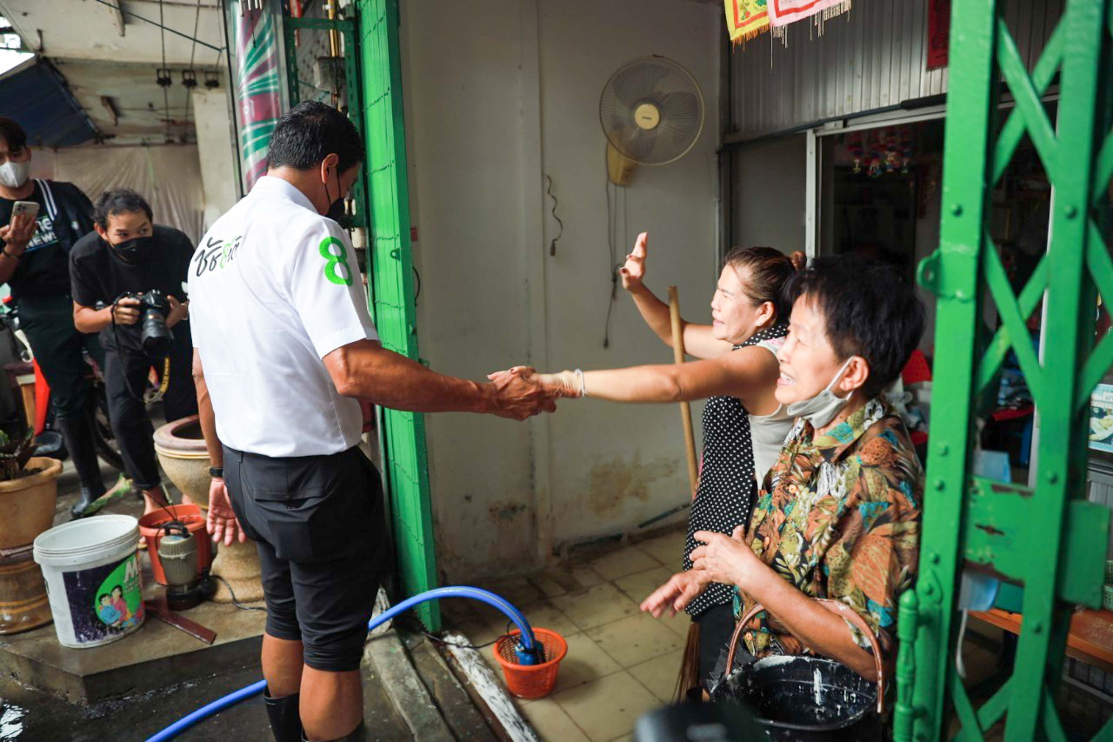 ประมวลภาพ ชัชชาติลุยน้ำ เสนอแนวทางแก้ปัญหาชาวกรุงน้ำท่วมซ้ำซาก