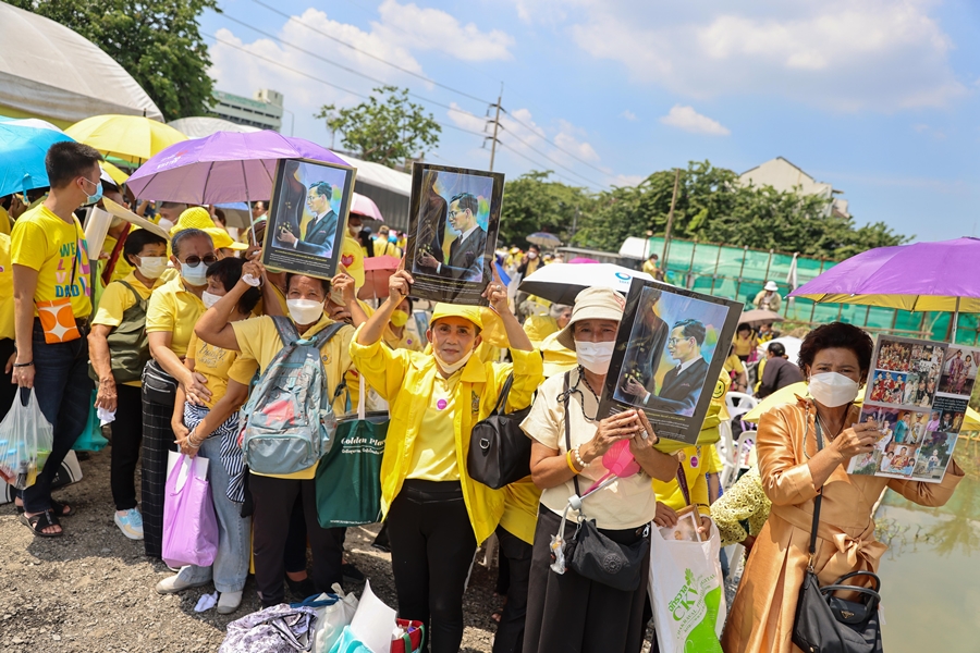 ประมวลภาพ พสกนิกรเฝ้าฯรับเสด็จ ในหลวง-พระราชินี ทรงเปิดพระบรมราชานุสาวรีย์ ร.9