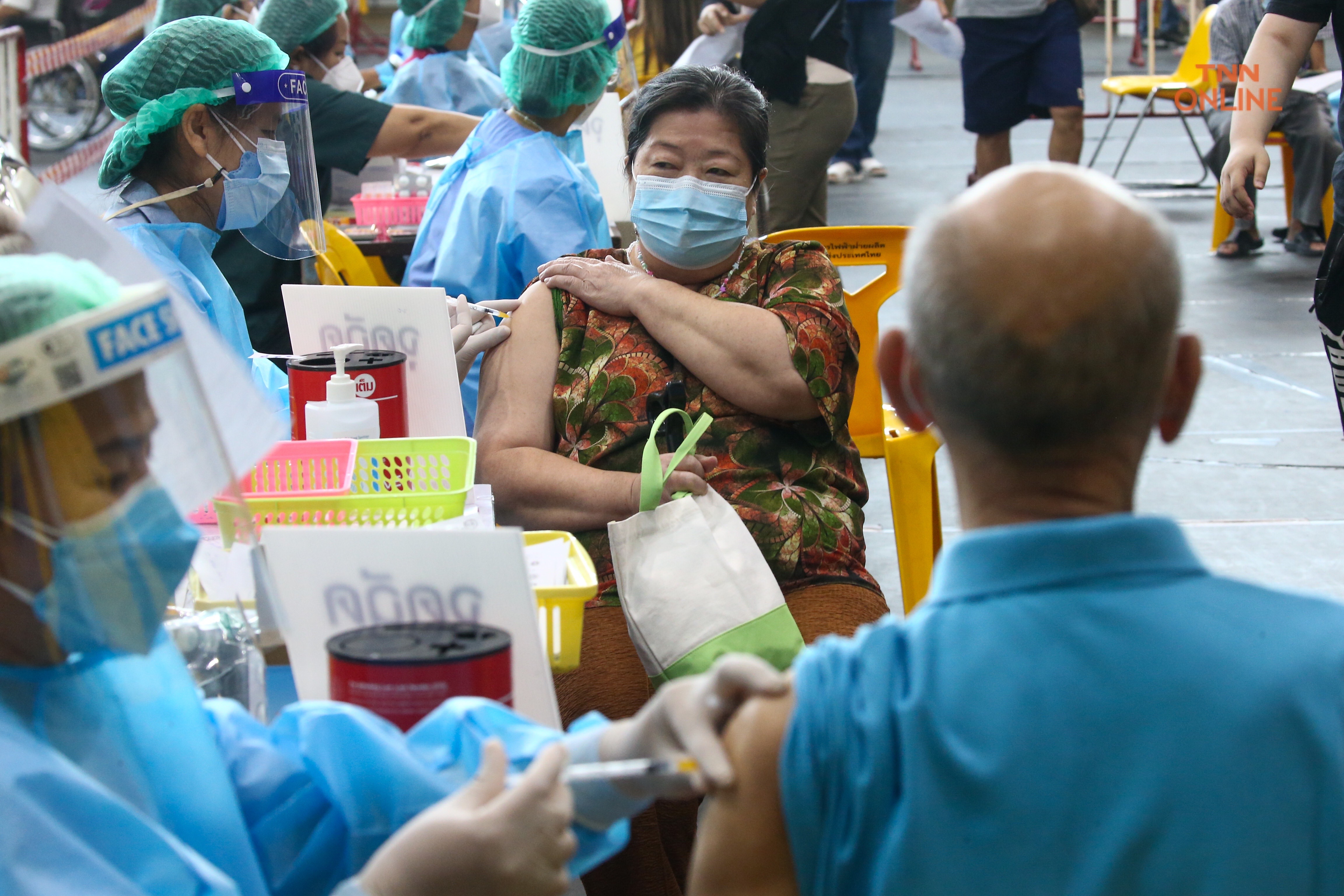 ประมวลภาพ วอล์คอินวันแรกฉีดวัคซีนผู้สูงอายุ ลดการสูญเสียจากโควิด-19