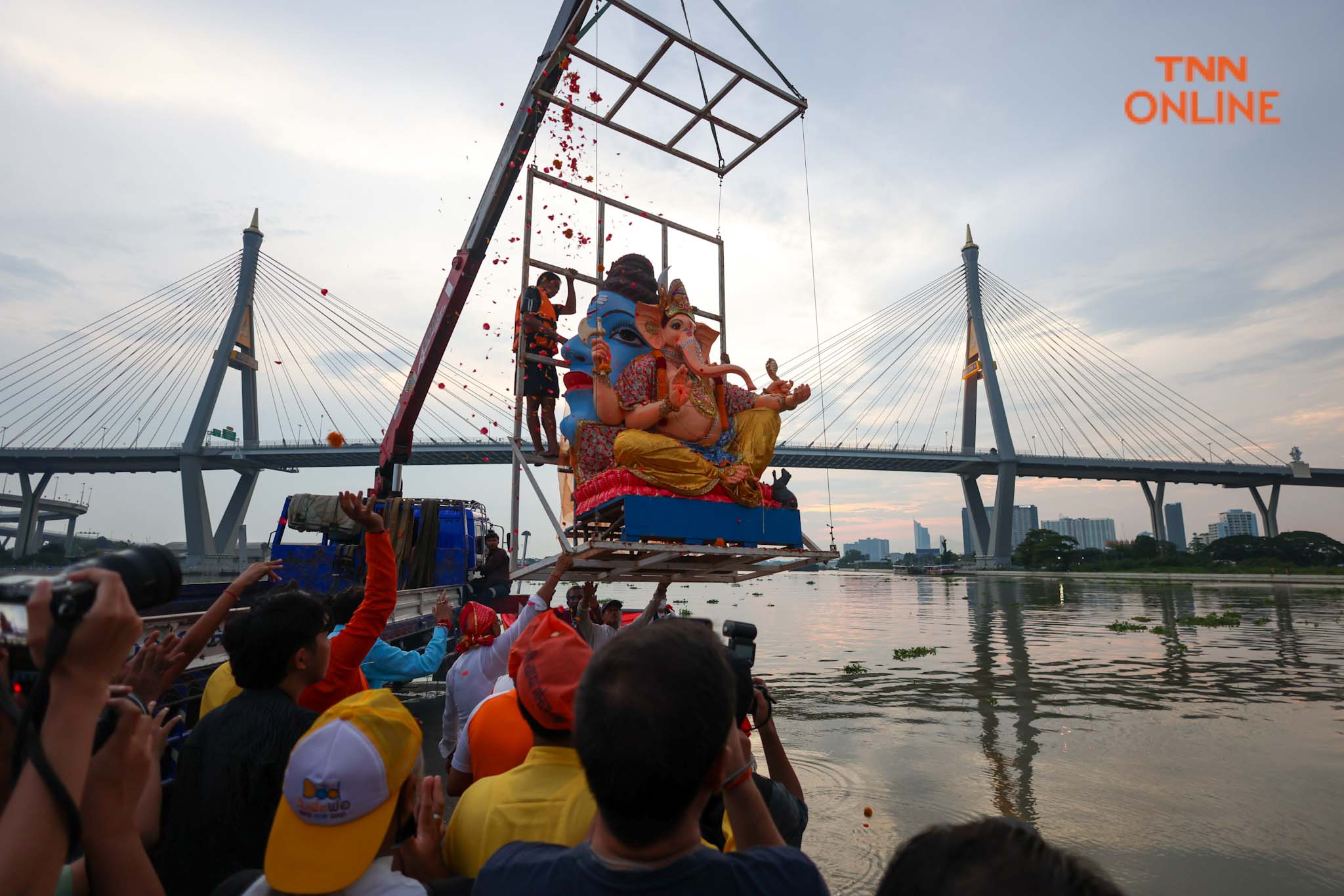 ลอยองค์ “พระพิฆเณศ” สู่แม่น้ำเจ้าพระยาในเทศกาลคเณศจตุรถี 