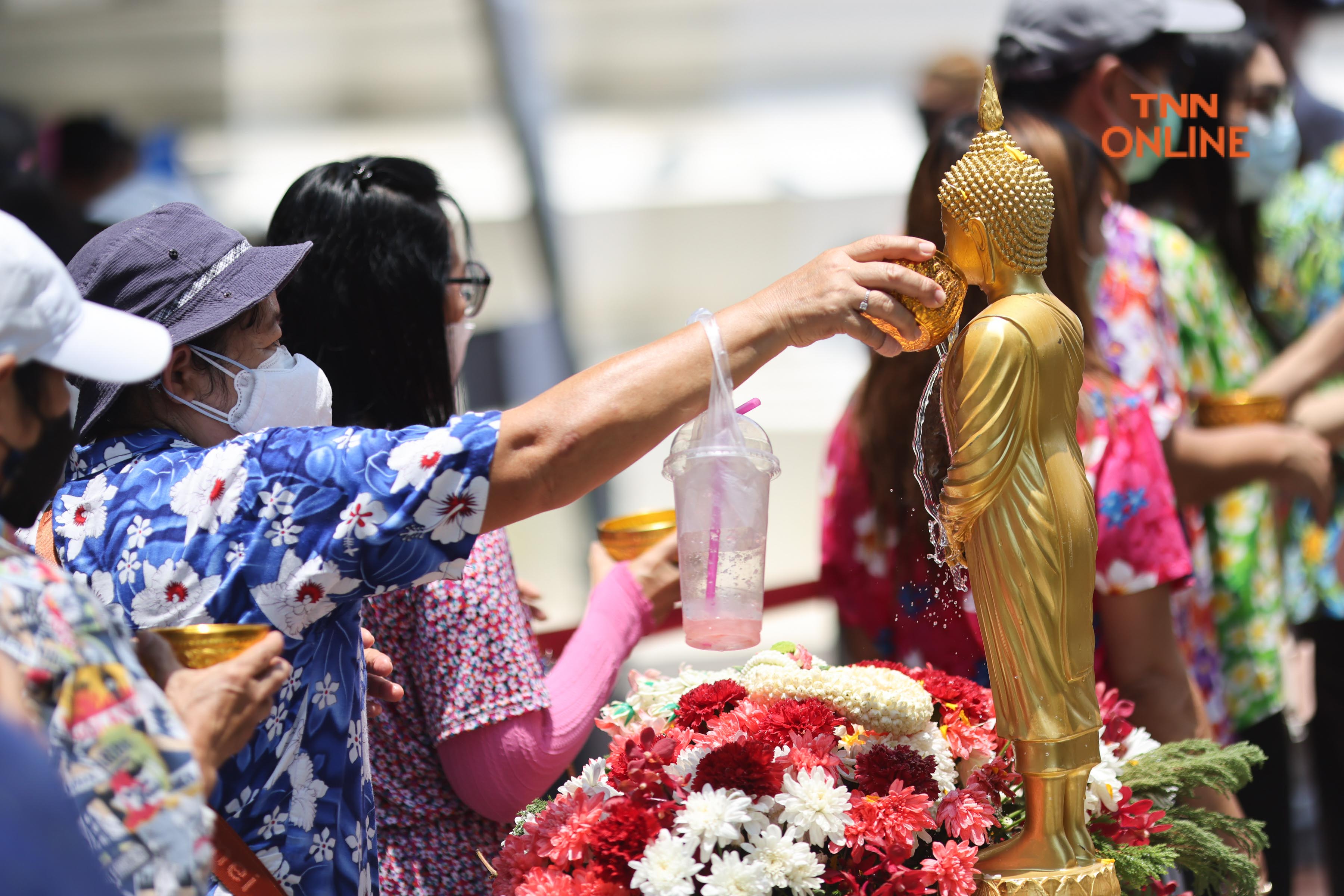 ประมวลภาพ วันครอบครัว นทท.เข้าวัดทำบุญวันสงกรานต์