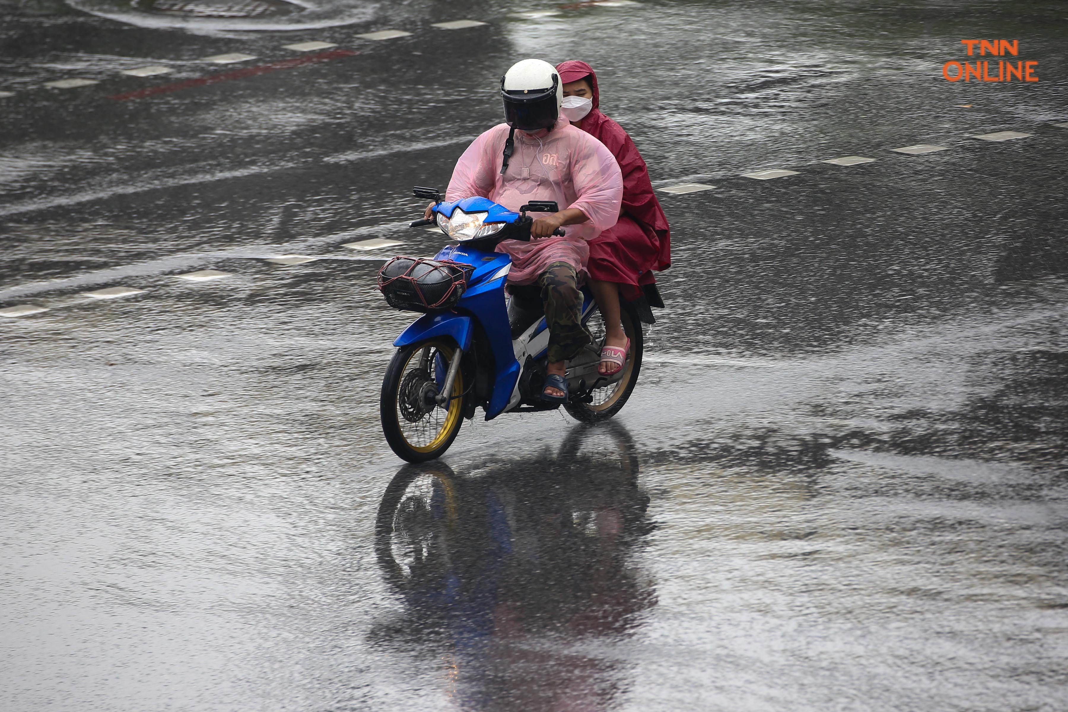 ฝนตกหนักประชาชนสัญจรเช้าวันทำงาน