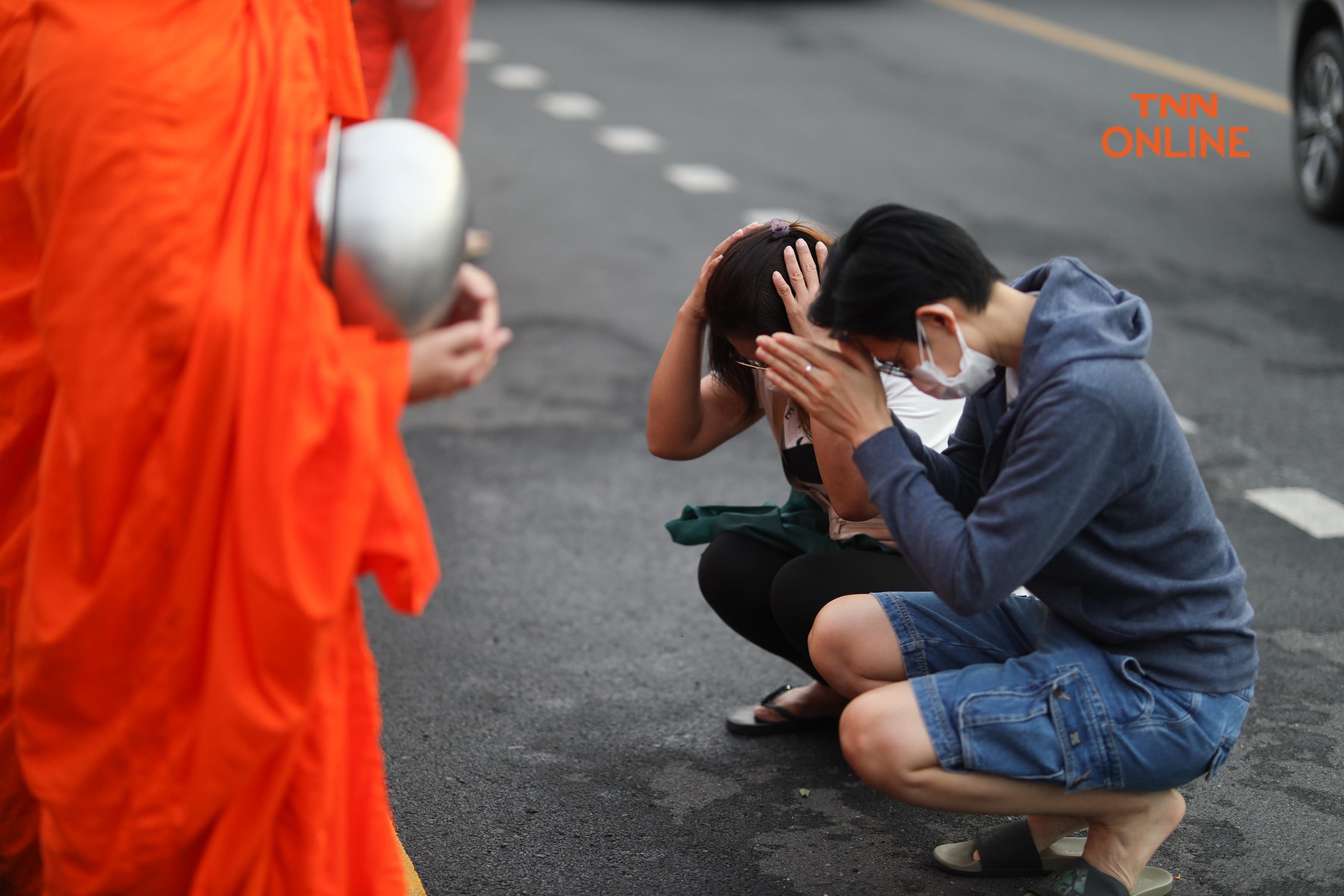 ประมวลภาพ ชาวพุทธพาครอบครัวร่วมตักบาตรวันมาฆบูชา