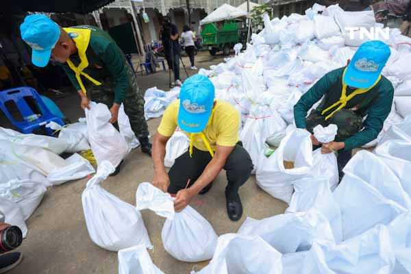 นนทบุรีเสริมกระสอบทราย 130,000 ใบ เตรียมรับมือน้ำเหนือล้นแนวกั้นริมเจ้าพระยา