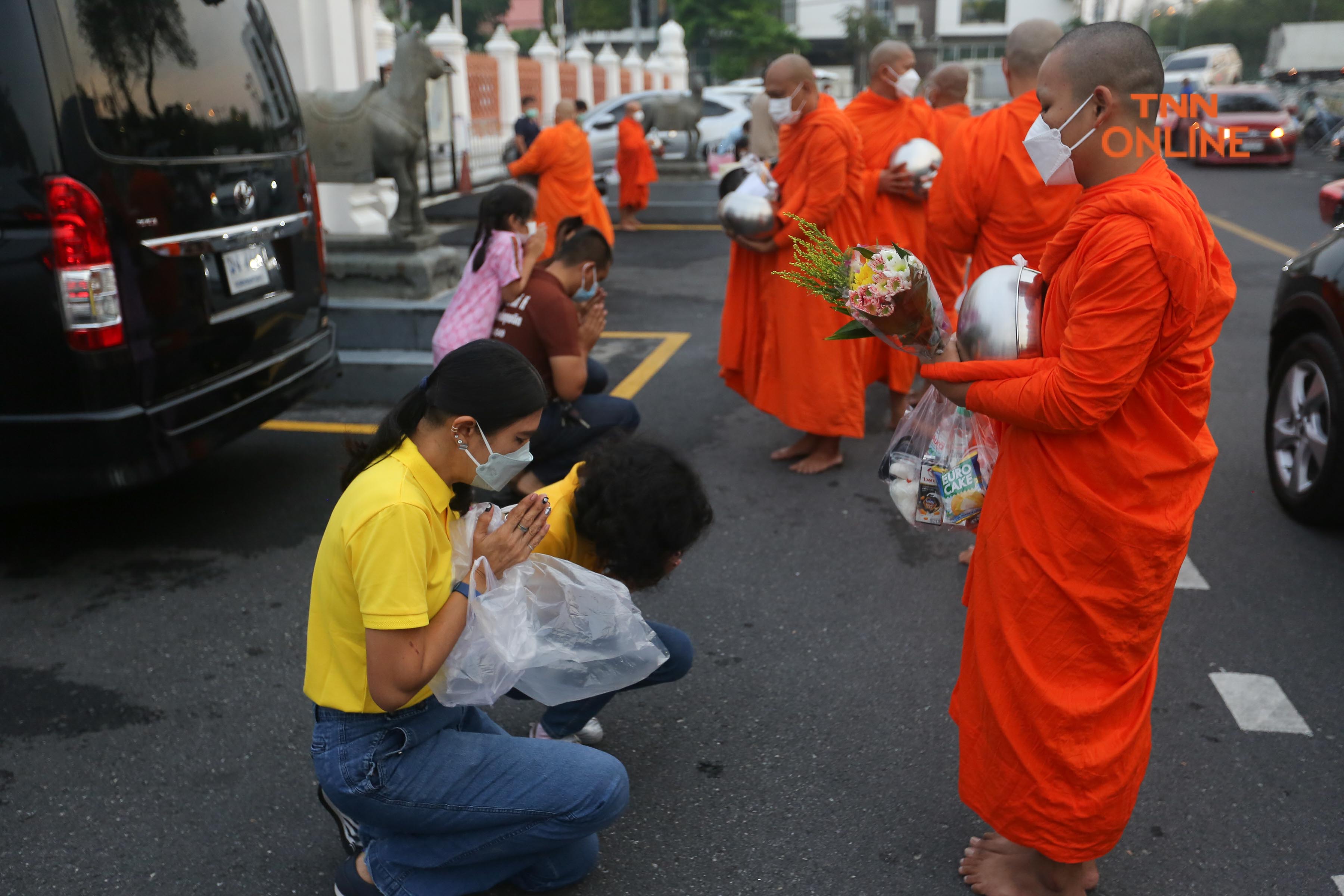 ประมวลภาพ ชาวพุทธพาครอบครัวร่วมตักบาตรวันมาฆบูชา