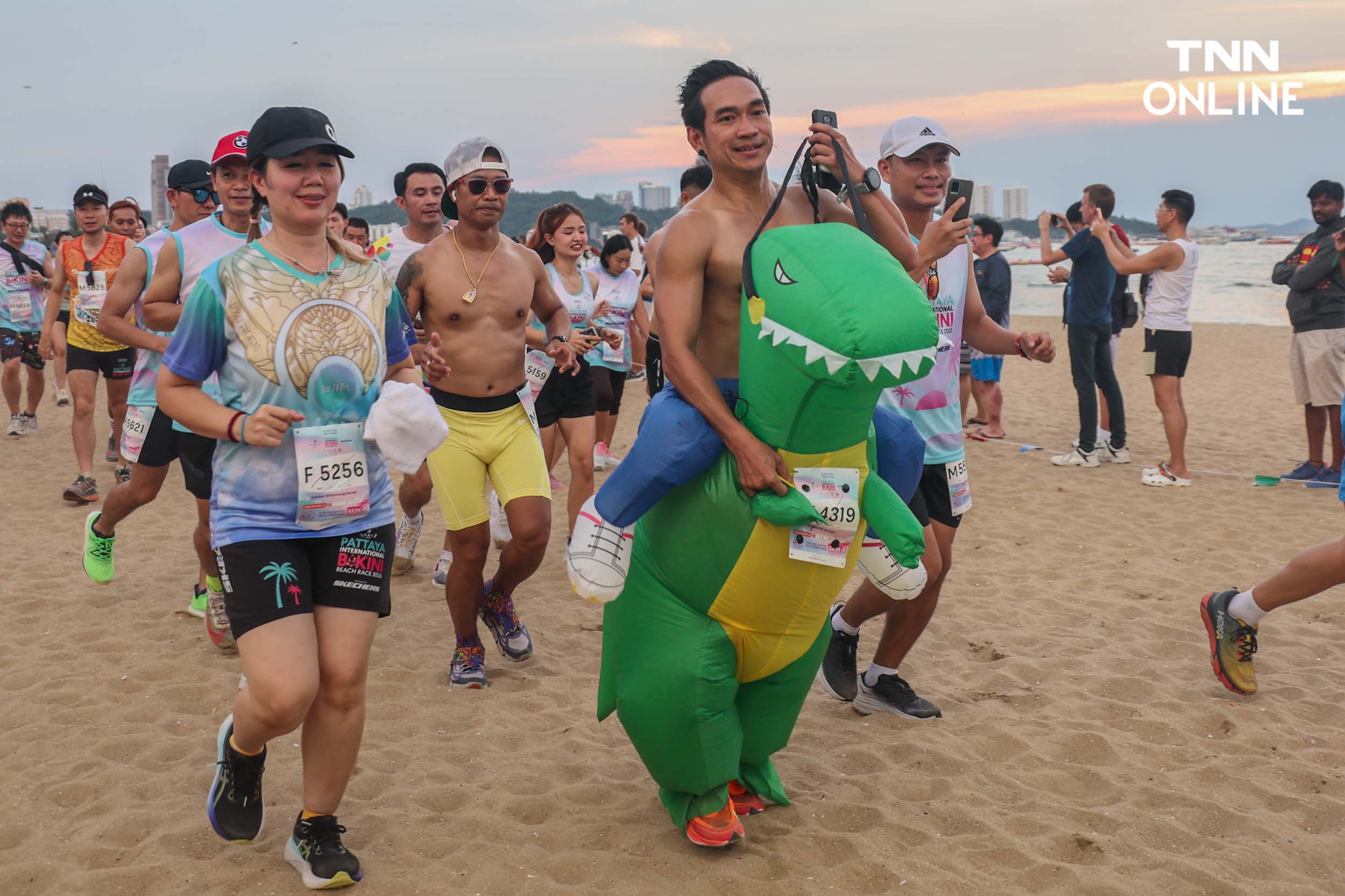 ใส่บิกินีอวดหุ่นสวย นักวิ่งกว่า 4,000 คน ร่วมวิ่งริมหาดพัทยา