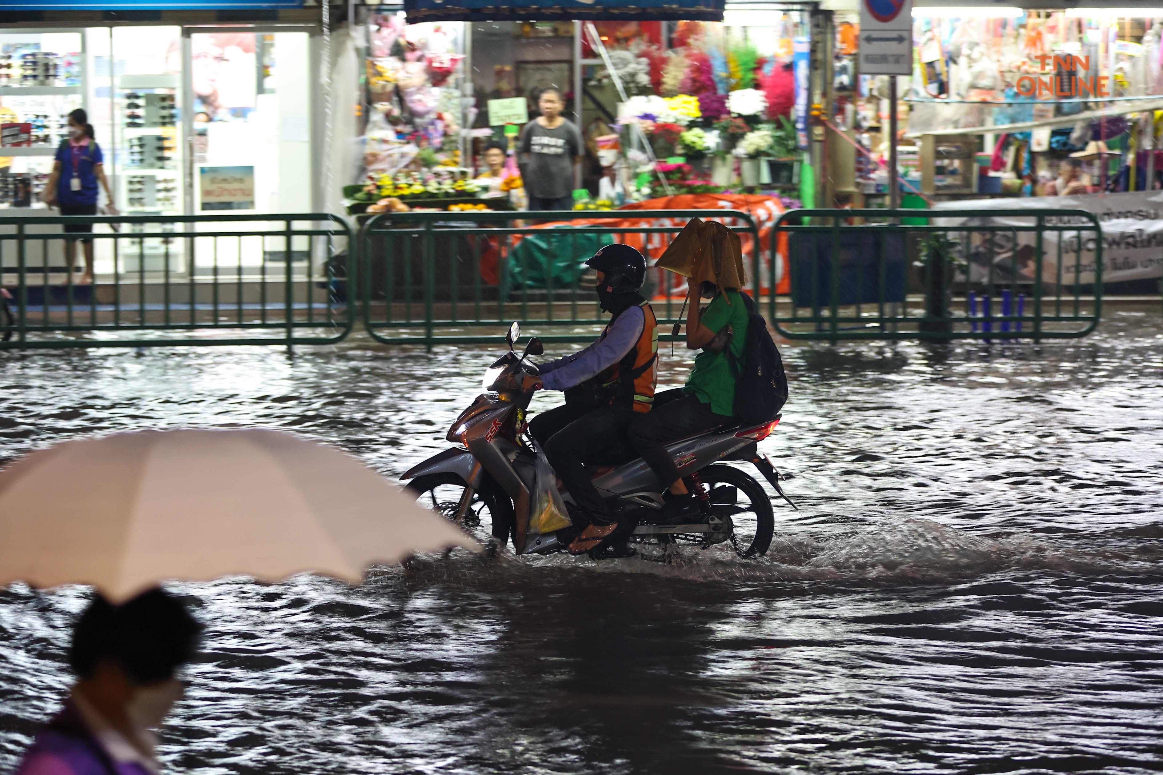 บางนาท่วมหนักหลังฝนถล่มนานต่อเนื่องหลาย ชม.