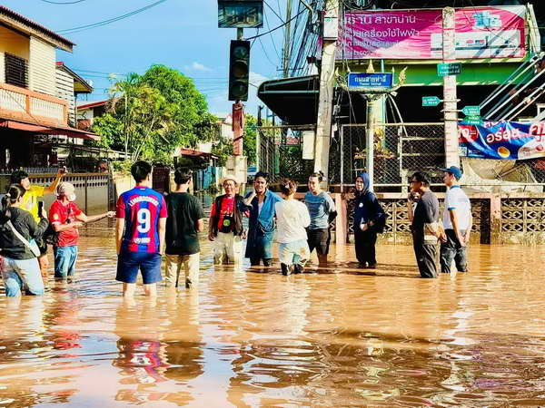 ก้อง ห้วยไร่ นำทีมลุย น้ำท่วม จ.น่าน มอบเงิน1ล้าน เพื่อฟื้นฟูโรงเรียนและอนามัย