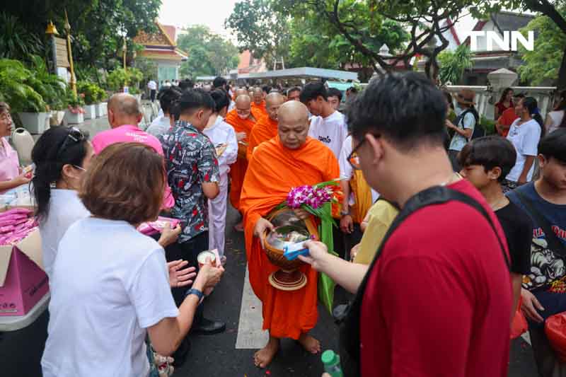 ชาวพุทธแน่นภูเขาทอง ร่วมตักบาตรเทโวเนื่องในวันออกพรรษา