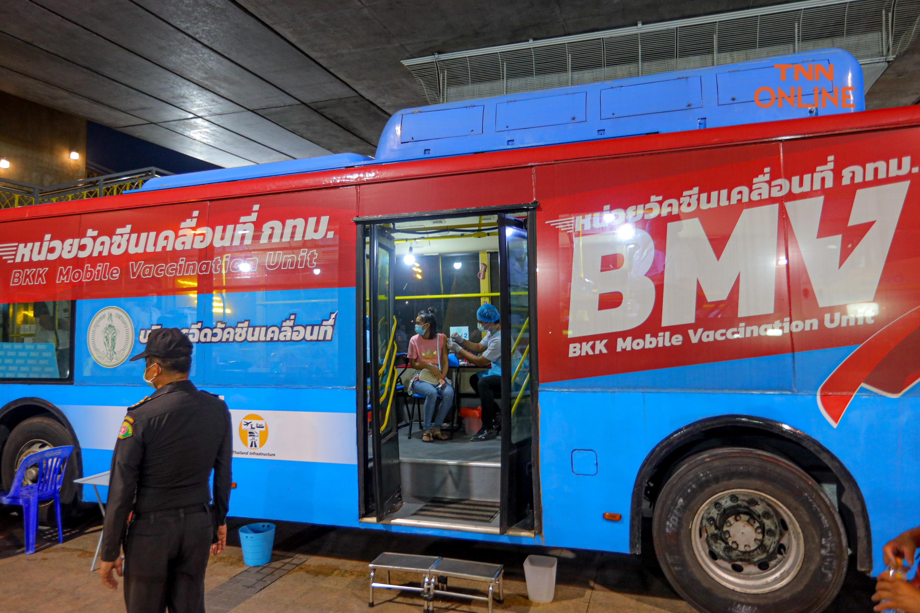 ประมวลภาพ กทม. เปิดบริการ BMV Night หน่วยฉีดวัคซีนเคลื่อนที่ภาคค่ำอำนวยความสะดวกคนทำงาน