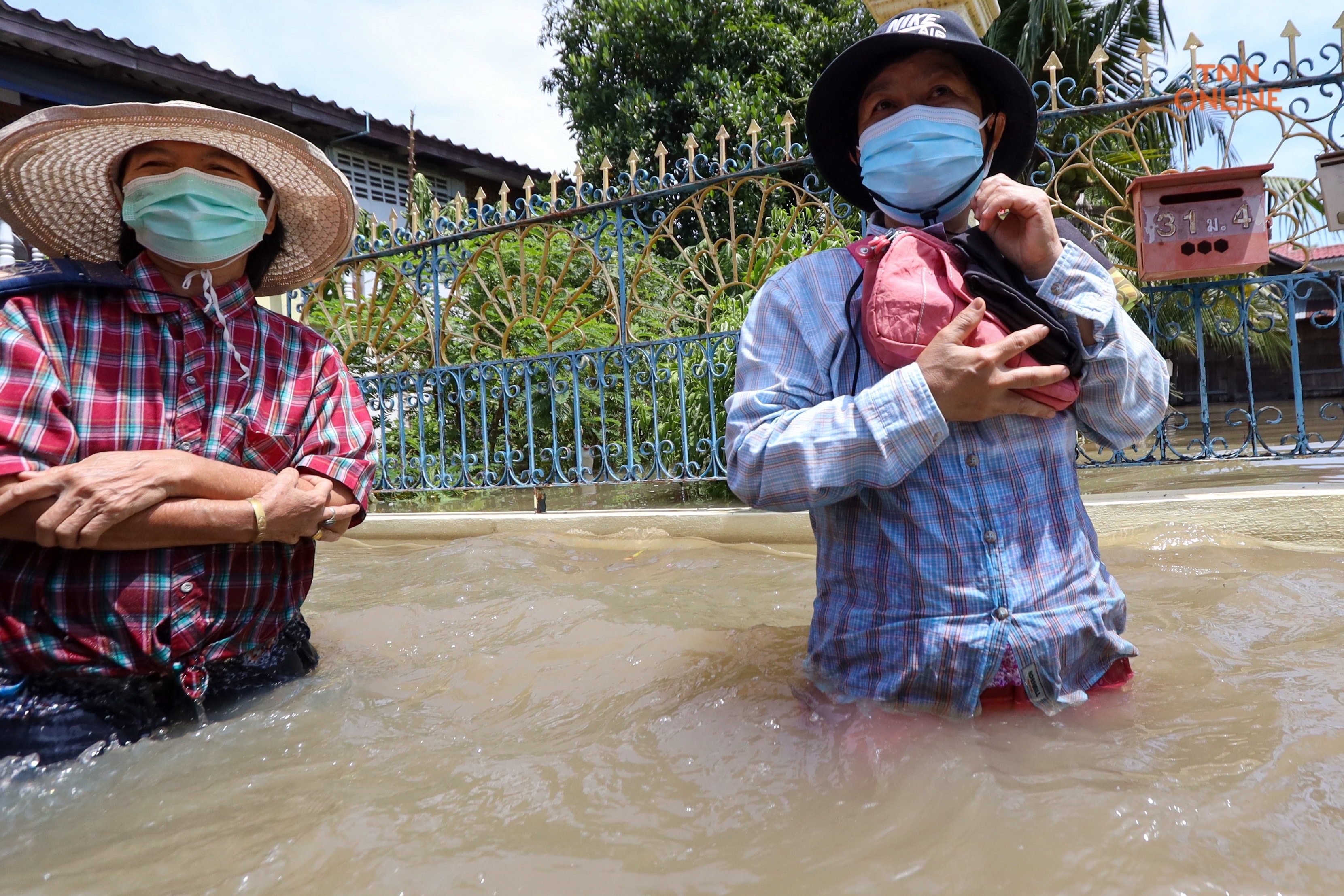 บ้านหมี่ลพบุรีน้ำท่วมสูงประชาชนใช้เรือสัญจรเข้าออกหมู่บ้าน