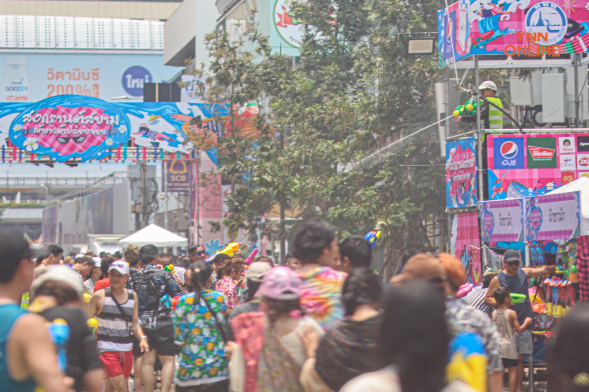 สงกรานต์สยามชุ่มฉ่ำ นทท.สุดเหวี่ยงสาดน้ำรับปีใหม่ไทย