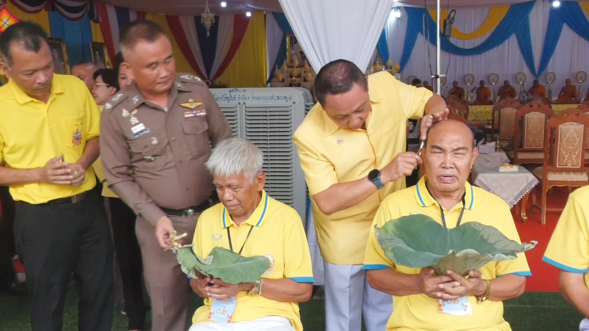 ในหลวง ร.10 พระราชทานผ้าไตร 169 รูป อุปสมบทเฉลิมพระเกียรติ วัดบางคลาน